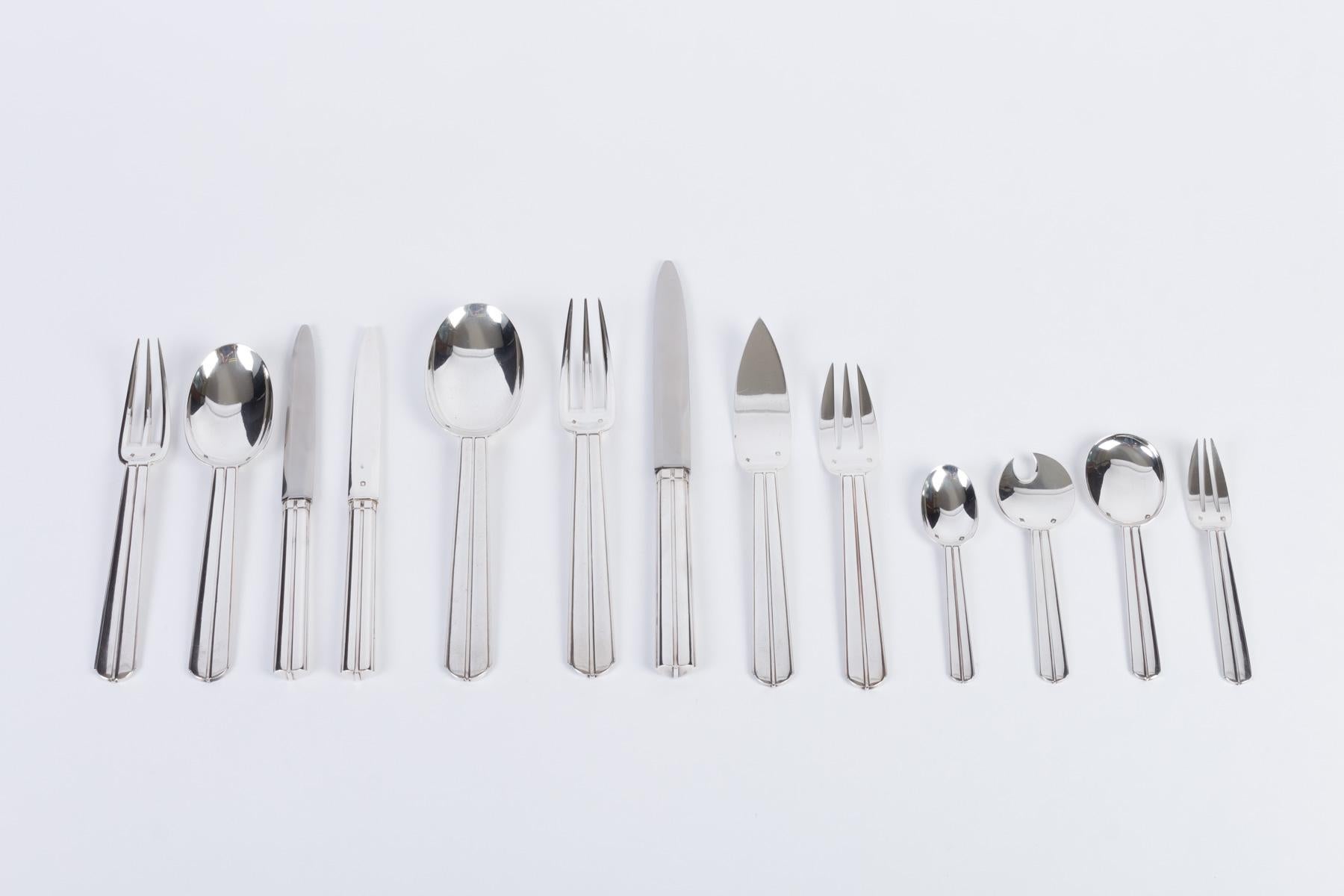 Monogrammed MM

Composed of 196 pieces - 14960 g

12 Jean Puiforcat silk steel steak knives with 12 steak knives between the blades
12 knives with silver blade
12 dessert spoons
12 forks with entremet
12 mocha spoons
12 ice cream spoons
12