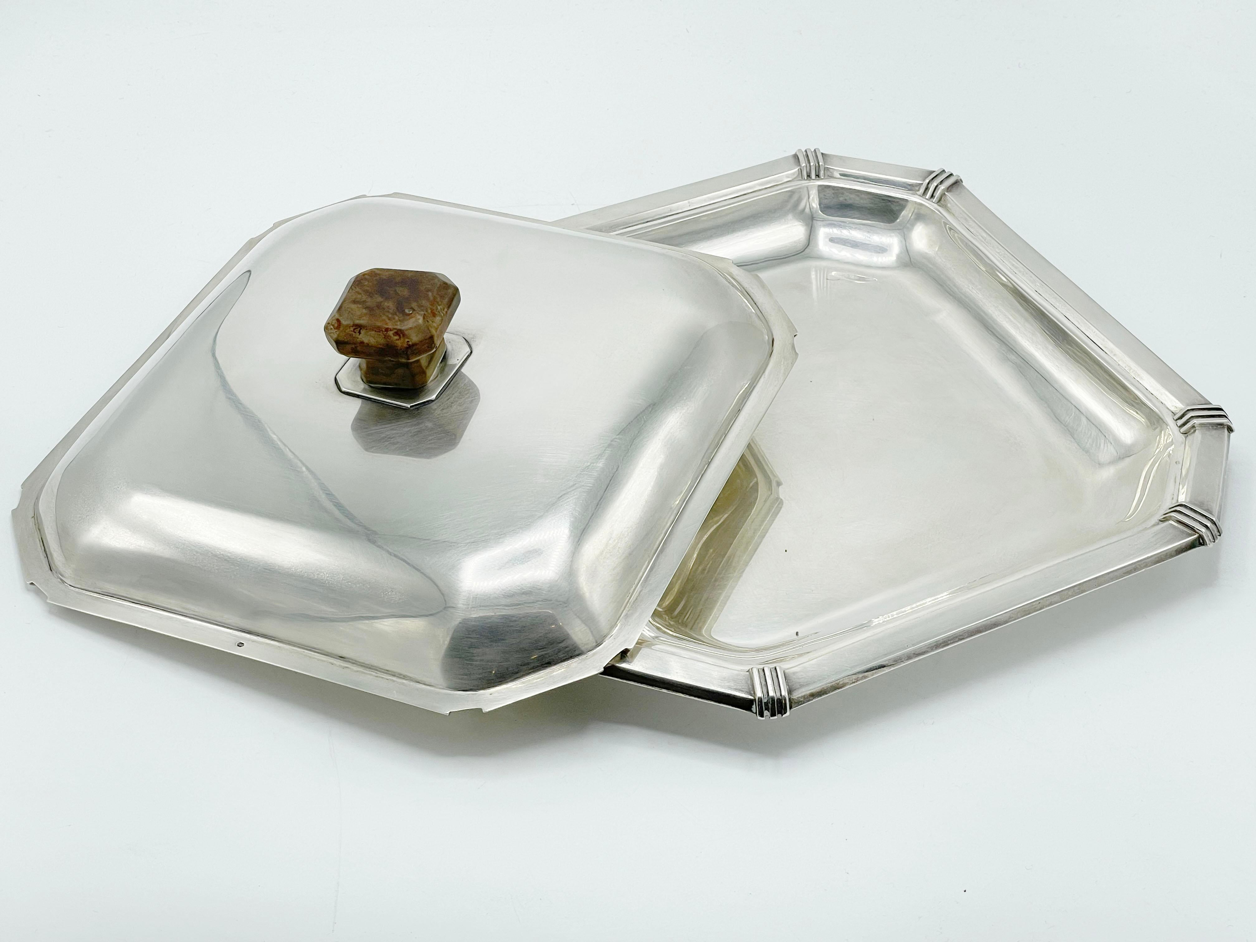 Jean-Émile Puiforcat (1897-1945) A Silver Art Deco Entree Dish & Cover (Plat à entrées et couvercle)  en vente 1