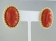 JEAN ETE : boucles d'oreilles à clip en or jaune 18 carats serties de corail – 27,5 grammes