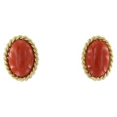 JEAN ETE : boucles d'oreilles à clip en or jaune 18 carats serties de corail – 27,5 grammes