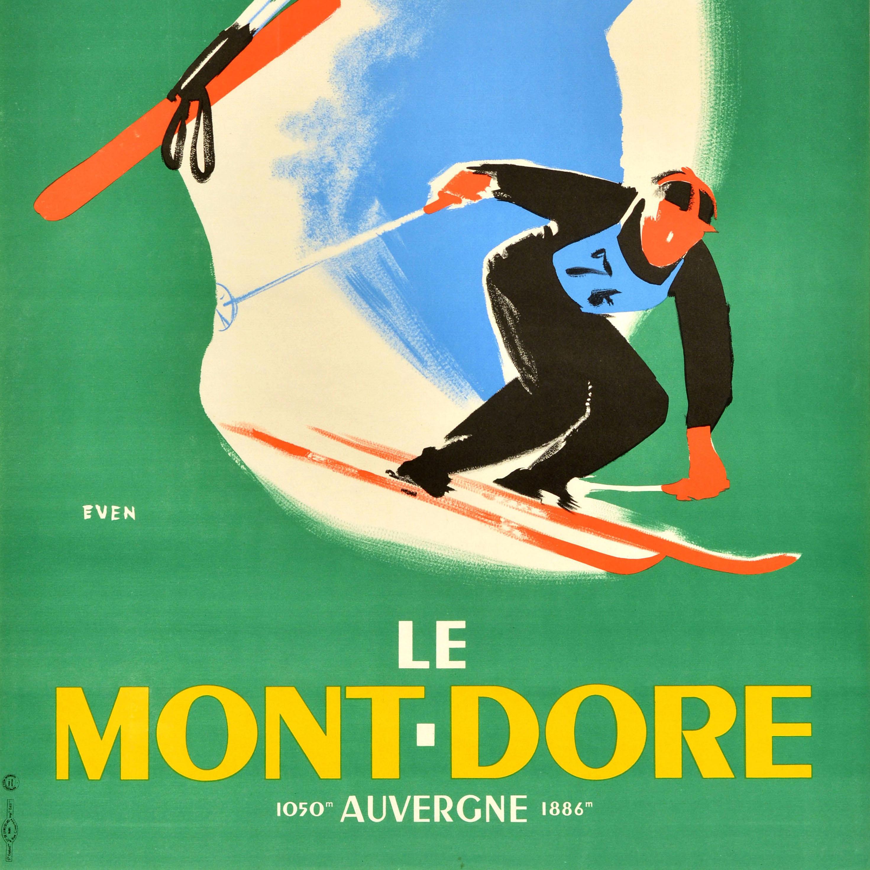 Affiche originale de voyage de ski vintage pour Le Mont Dore Auvergne en France avec un design amusant de Jean Even (1910-1986) représentant un skieur portant un dossard de course dévalant une pente à toute vitesse avec un bonhomme de neige souriant