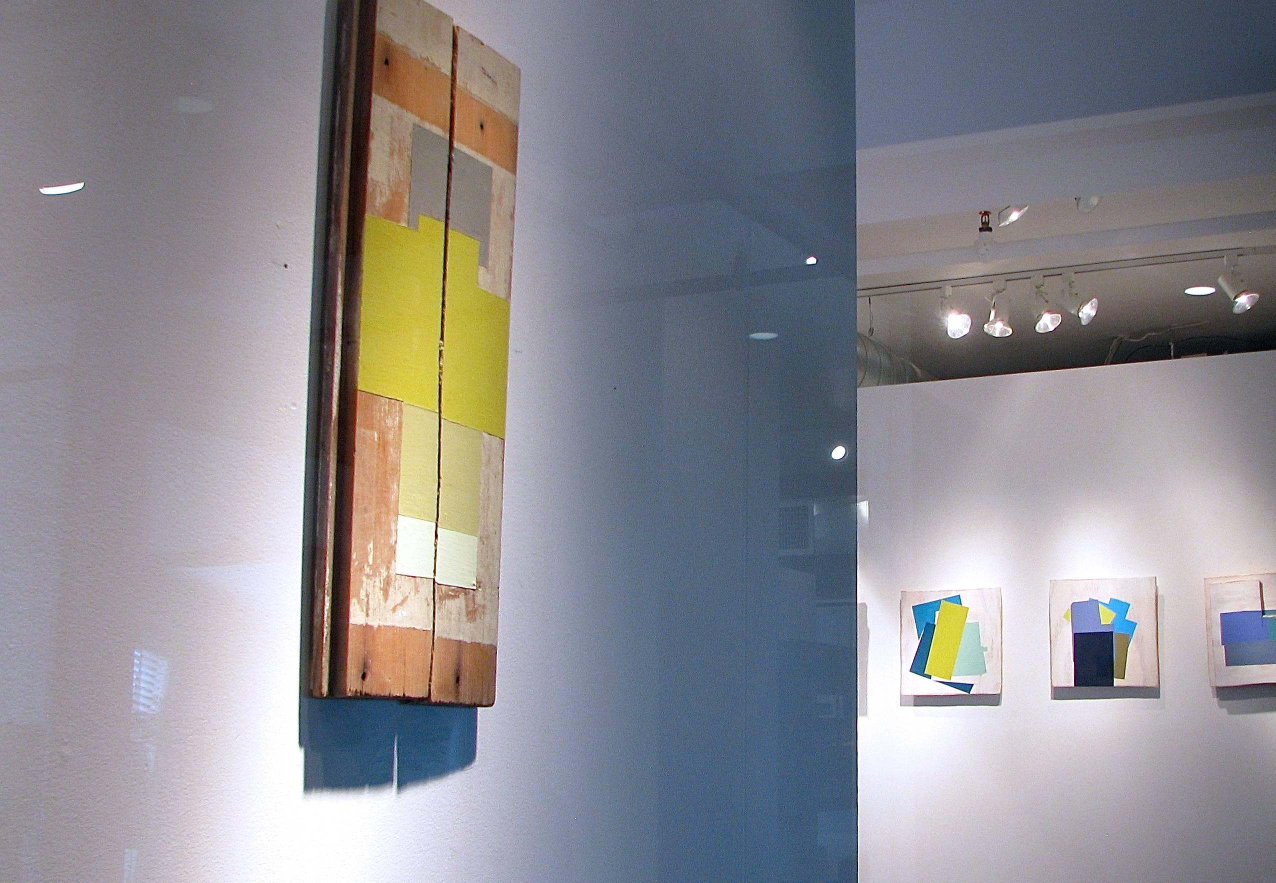 Abstraktes Gemisch in Mischtechnik, geometrische Ölfarbe, Holz, Modernes Blau, „Robin's Egg“ (Grau), Abstract Painting, von Jean Feinberg