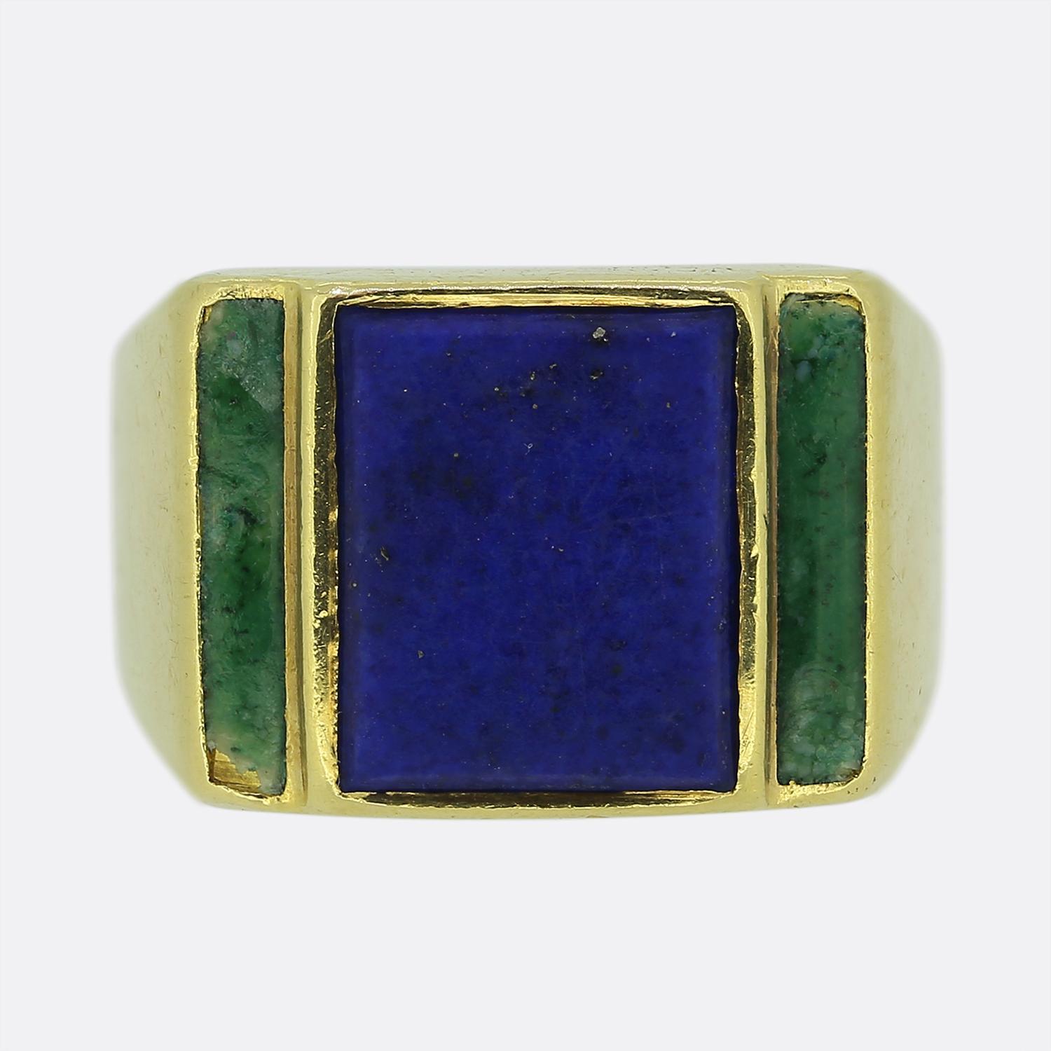 Voici une charmante parure de Fouquet composée d'une broche et d'une chevalière assorties. La broche présente un design rectangulaire audacieux, centré sur une pierre de lapis-lazuli d'un bleu profond. Cette pierre centrale est flanquée de deux