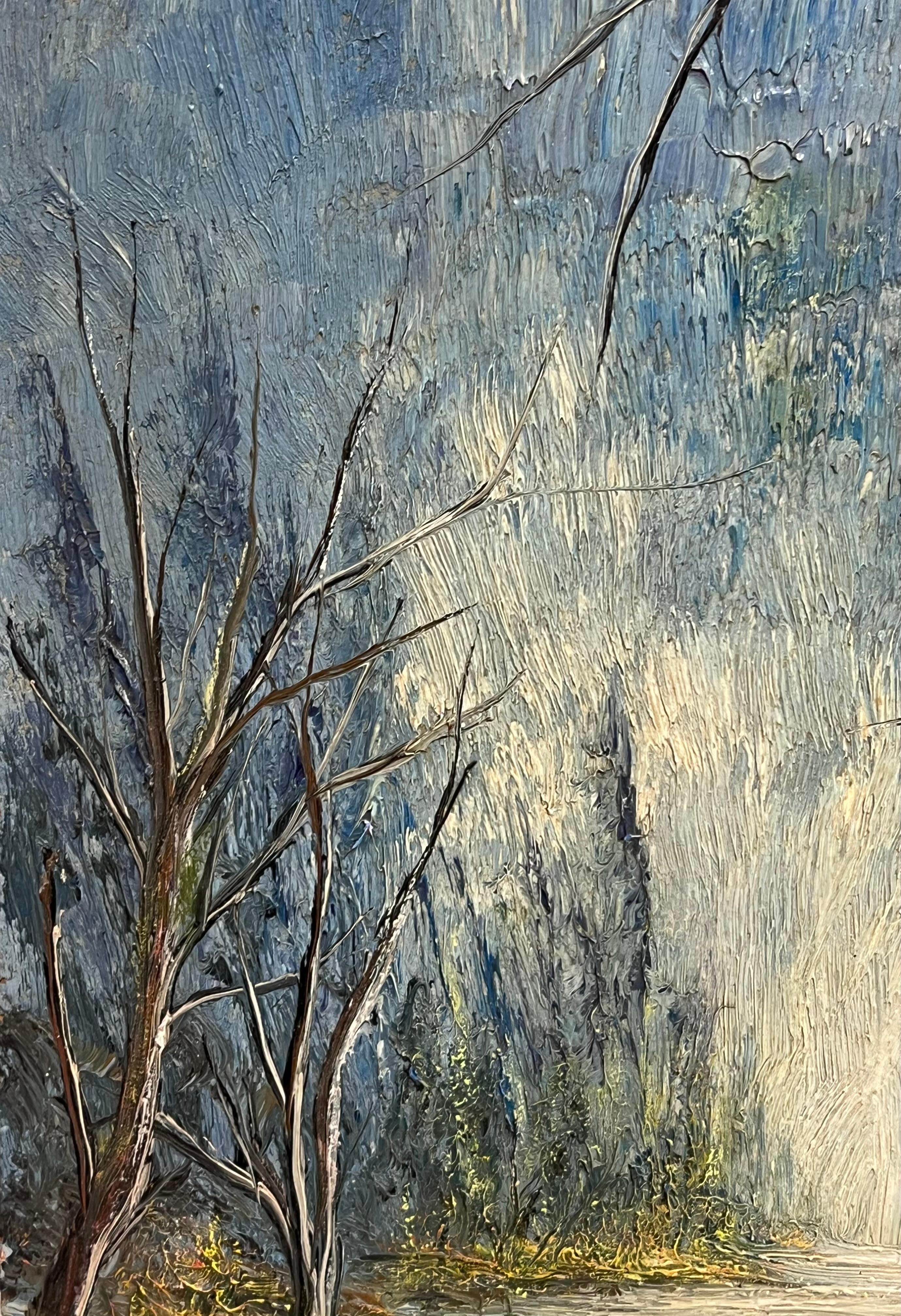 Kahle Bäume entlang eines Flusslaufs im Winterlicht Ölgemälde Landschaft (Grau), Landscape Painting, von Jean Fourie