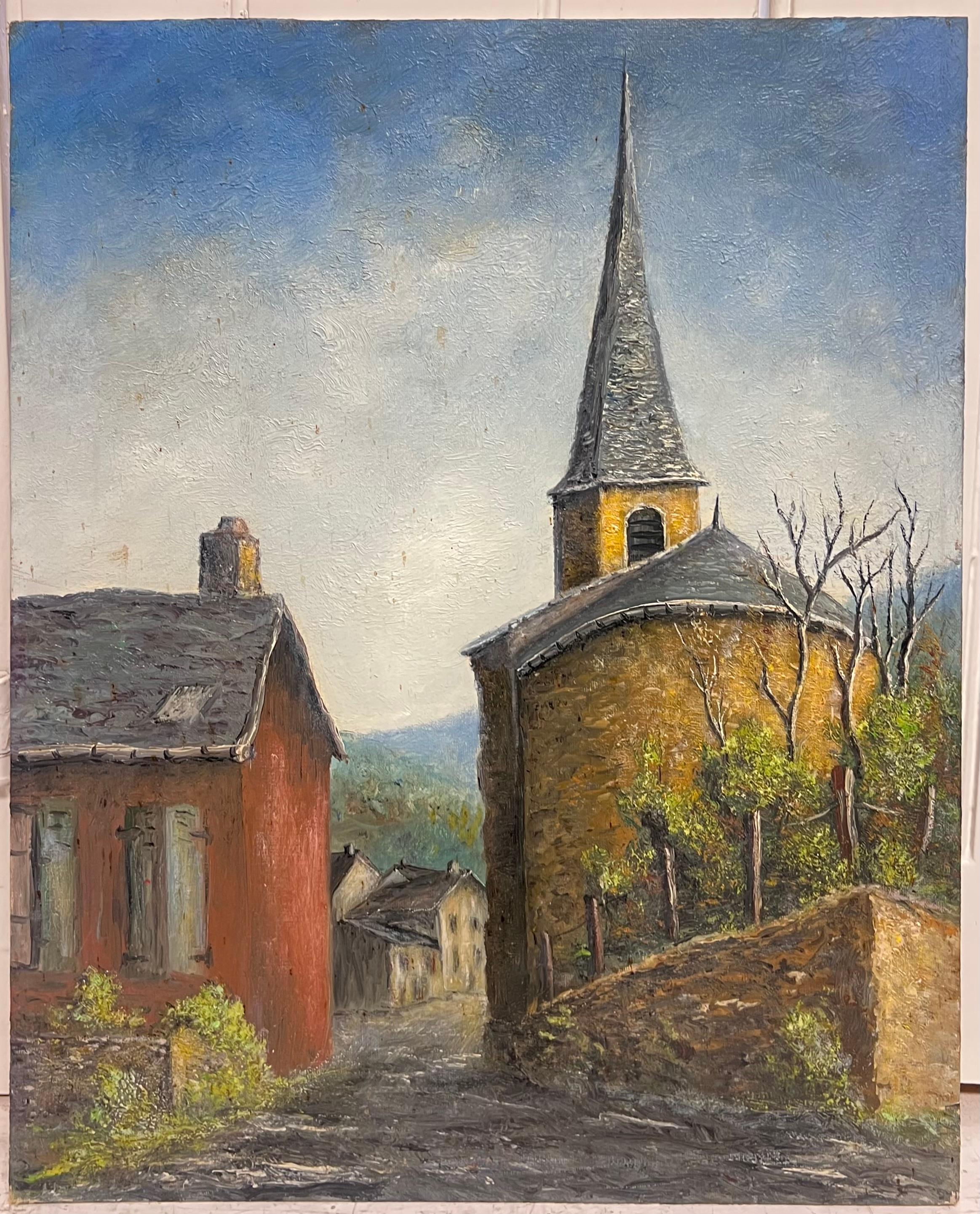 Hilltop Church mit rotem Haus in einer Bergdorf-Landschaft Ölgemälde – Painting von Jean Fourie