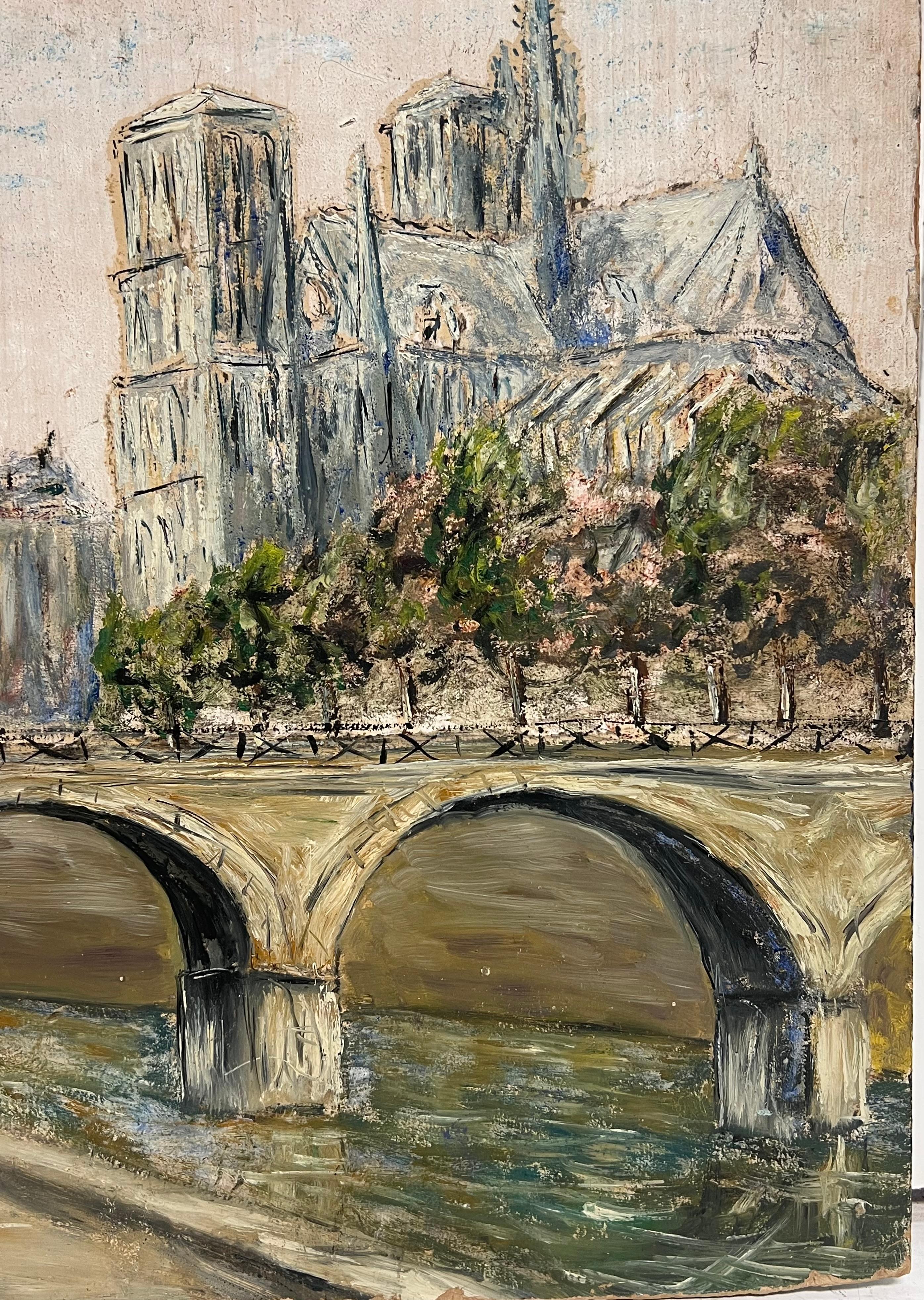 Notre-Dame de Paris mit Brücke über die Seine  
von Jean Fourie (1927-2015)
Französischer Künstler, der in der Champagne malt
Ölgemälde auf Karton, ungerahmt
doppelseitig 
Pappe: 19,5 x 16 Zoll
Zustand: die vier Ecken des Kartons sind leicht