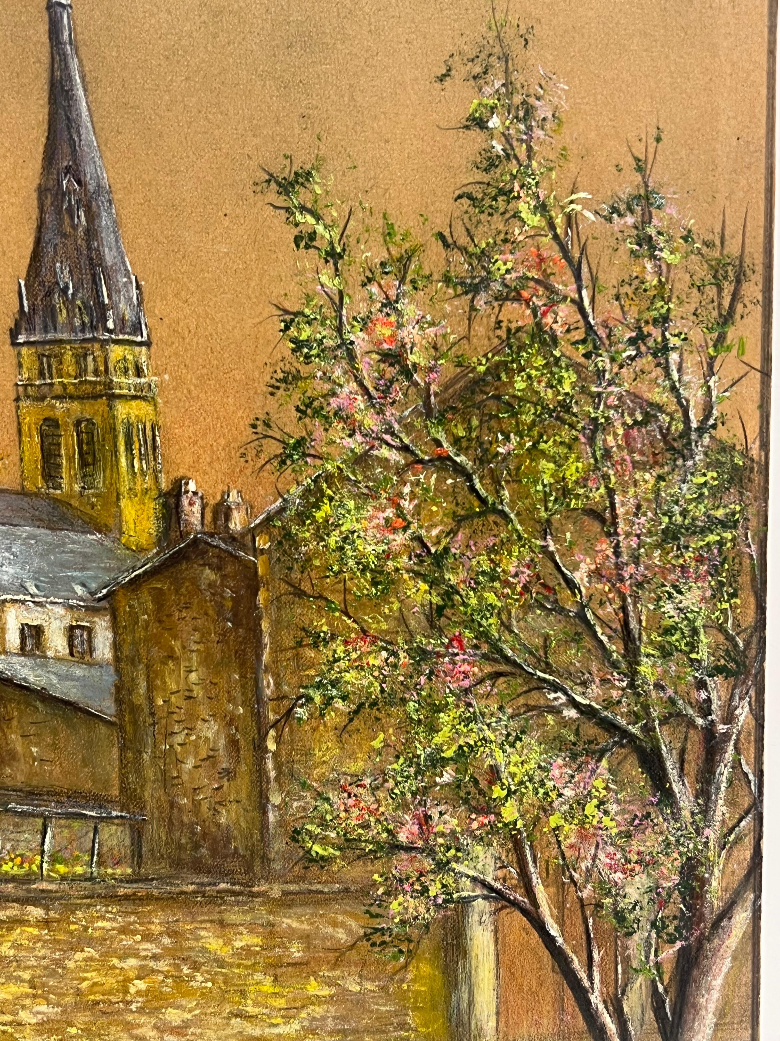 Ruhige Straße mit blühendem Baum und Kirchturmspitze in der Abenddämmerung Ölgemälde – Painting von Jean Fourie