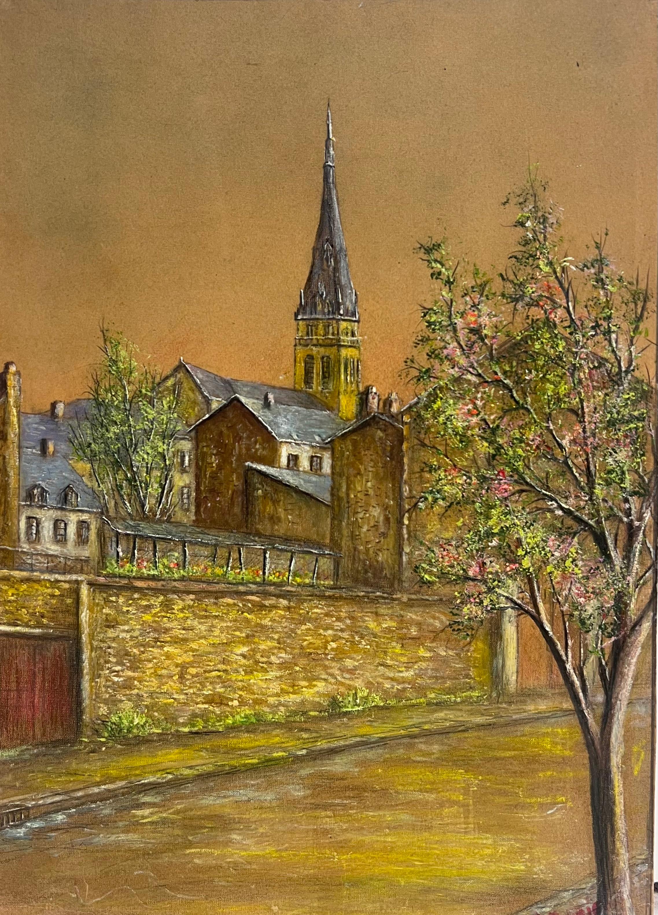 Ruhige Straße mit blühendem Baum und Kirchturmspitze in der Abenddämmerung Ölgemälde (Französische Schule), Painting, von Jean Fourie