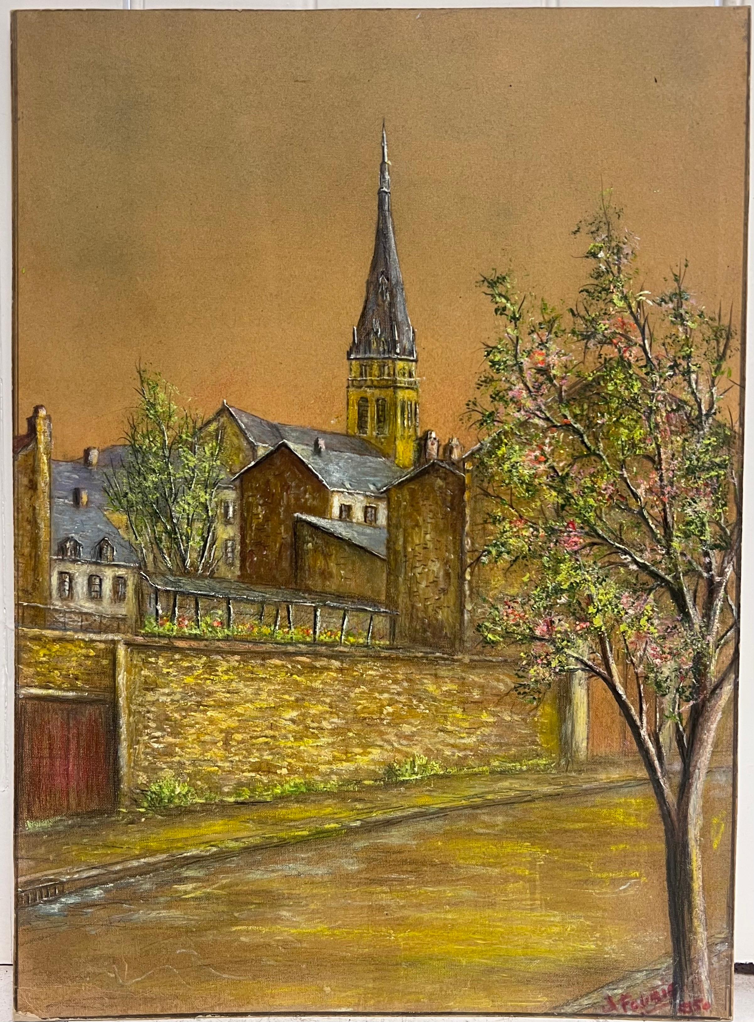 Ruhige Straße mit blühendem Baum und Kirchturmspitze in der Abenddämmerung Ölgemälde (Braun), Landscape Painting, von Jean Fourie