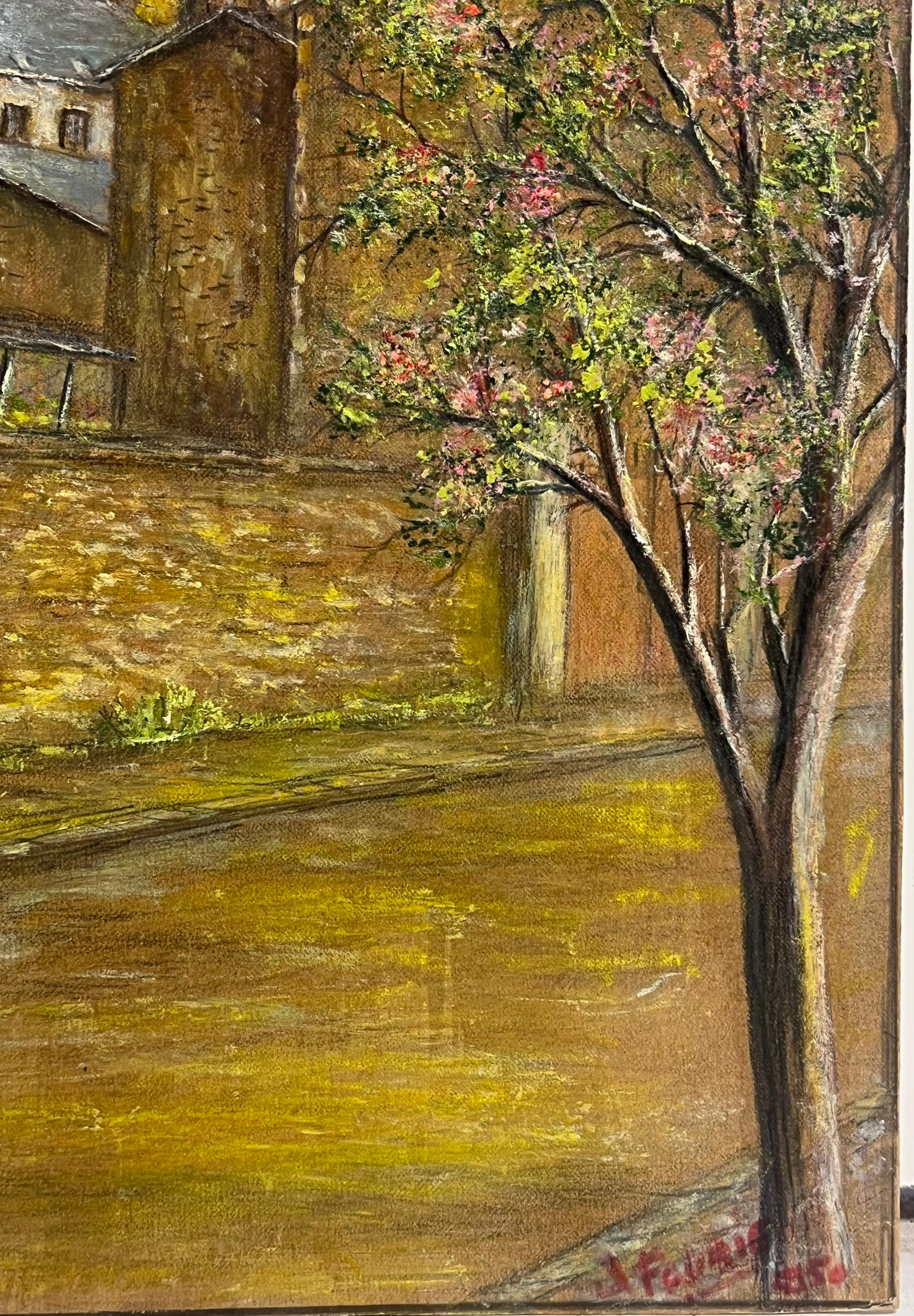 Ruhige Straße mit blühendem Baum und Kirchturmspitze in der Abenddämmerung Ölgemälde im Angebot 1