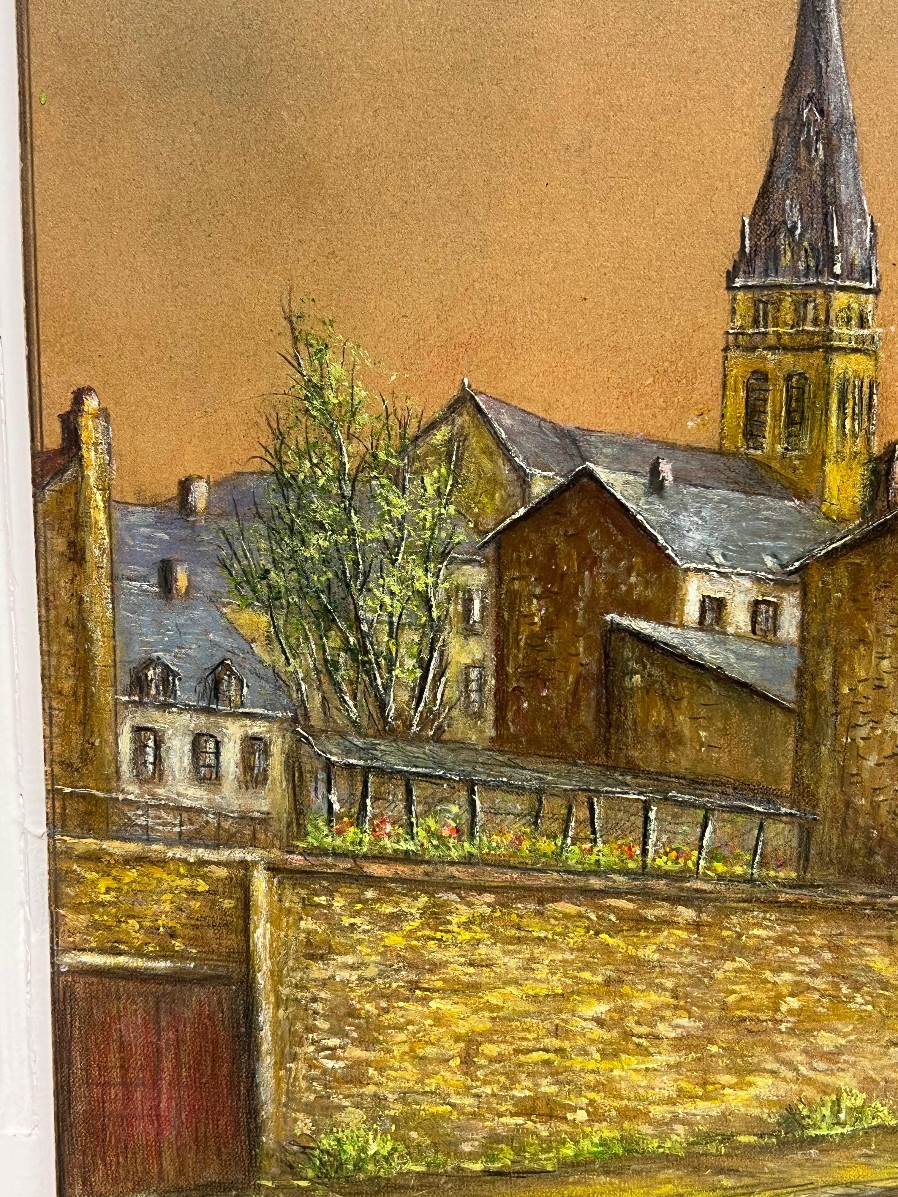 Ruhige Straße mit blühendem Baum und Kirchturmspitze in der Abenddämmerung Ölgemälde im Angebot 3