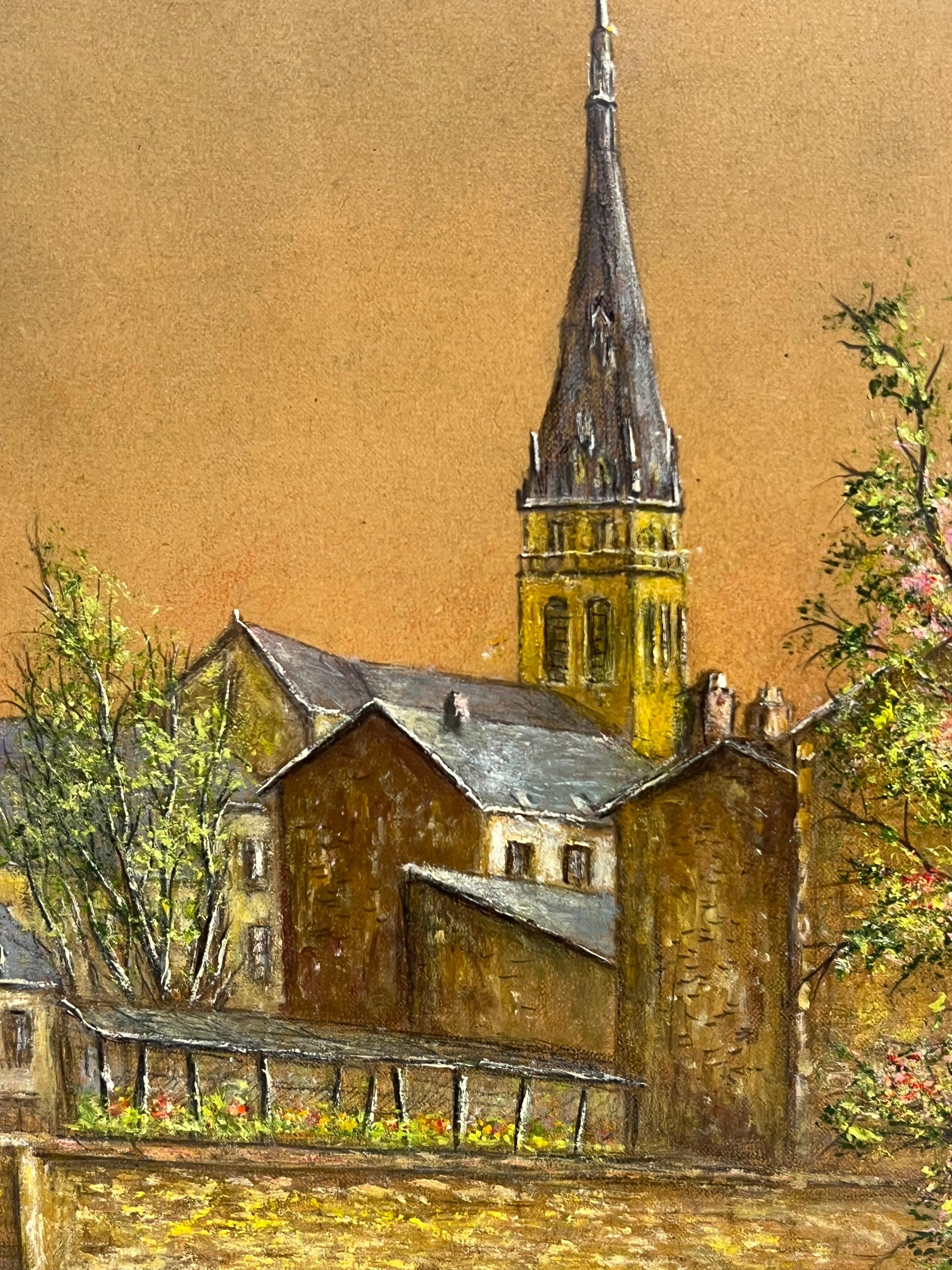 Ruhige Straße mit blühendem Baum und Kirchturmspitze in der Abenddämmerung Ölgemälde im Angebot 4
