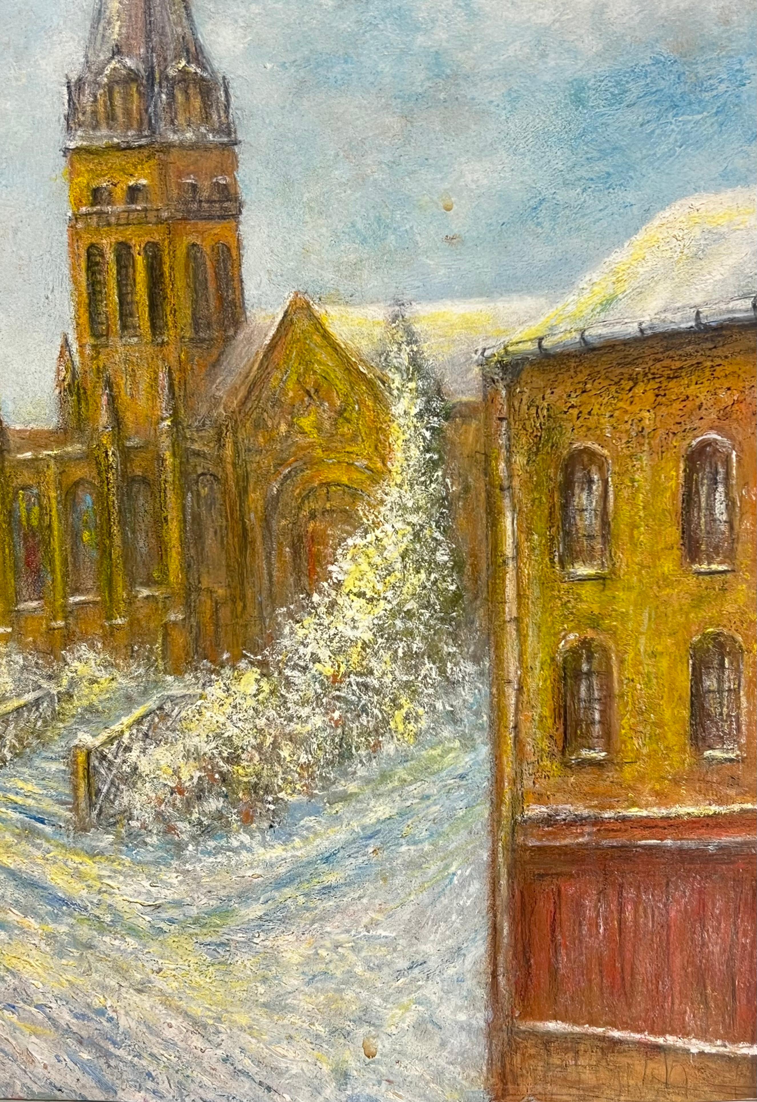 Schneebedeckte Straße, die zum Church's Yard führt Winter-Öl-Landschaftsgemälde (Grau), Landscape Painting, von Jean Fourie