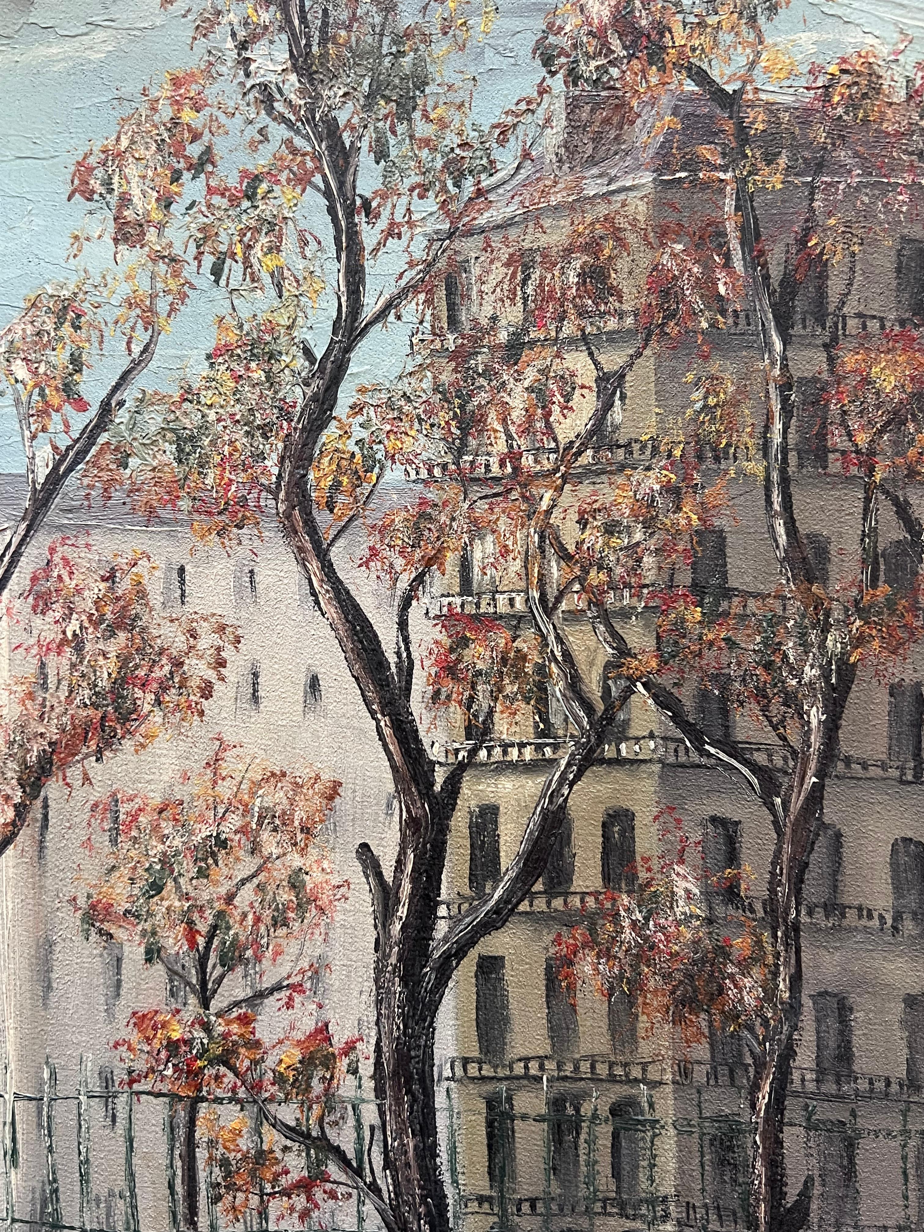 Alti alberi arancioni d'autunno all'ingresso del villaggio Pittura paesaggistica ad olio in vendita 2