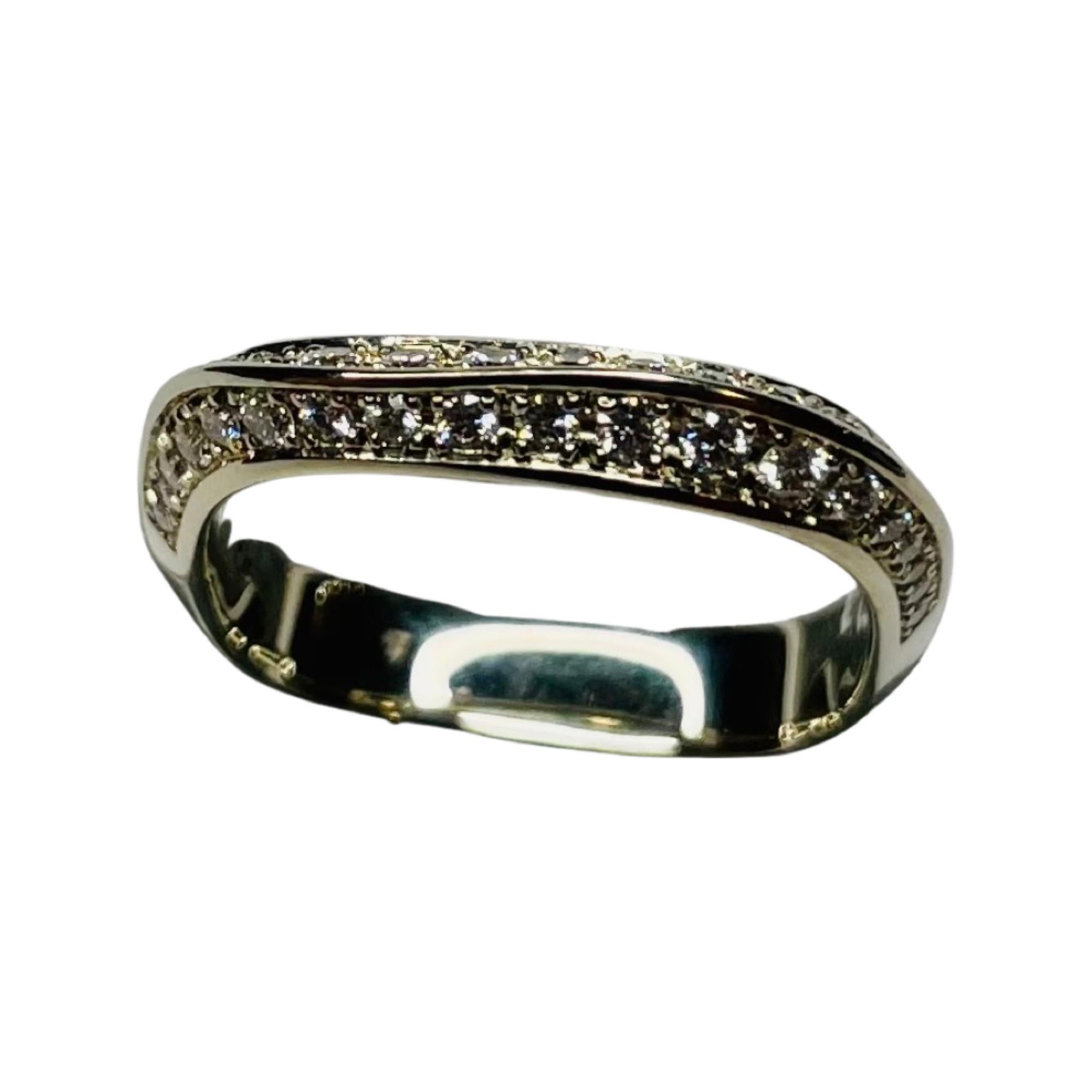 Jean-Francois Albert 18K Weißgold und Diamantband. Die 38 runden Brillanten im Vollschliff sind in zwei Reihen mit einer Goldlippe dazwischen gefasst. Sie sind VS Klarheit und G Farbe. Der Diamant hat ein Gesamtgewicht von 0,37 Karat. Dieses Band