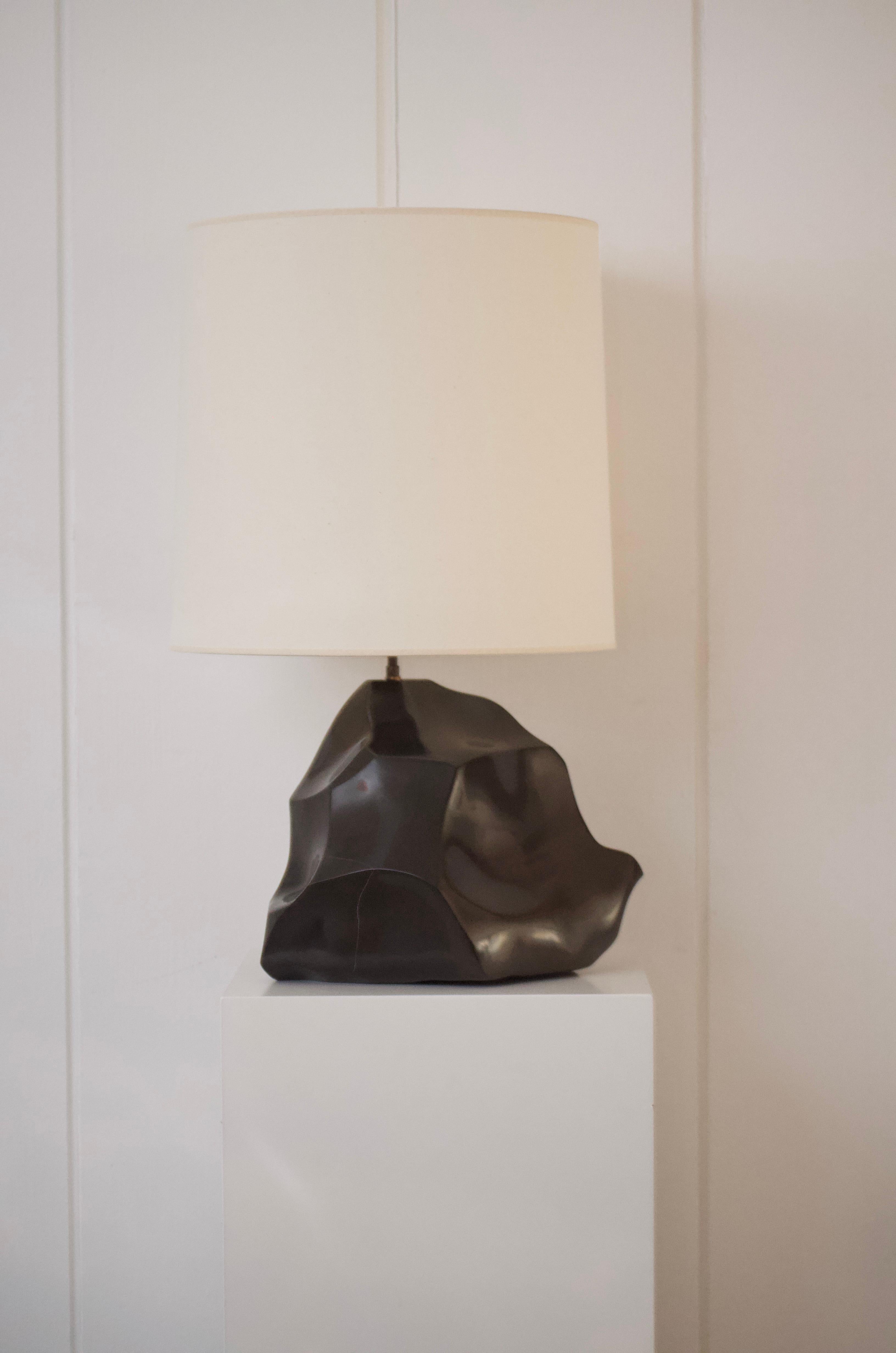 Jean Frédéric Bourdier
Lampada da tavolo in marmo di Martine. 
Francia 
H. 65 cm, D. 35 cm