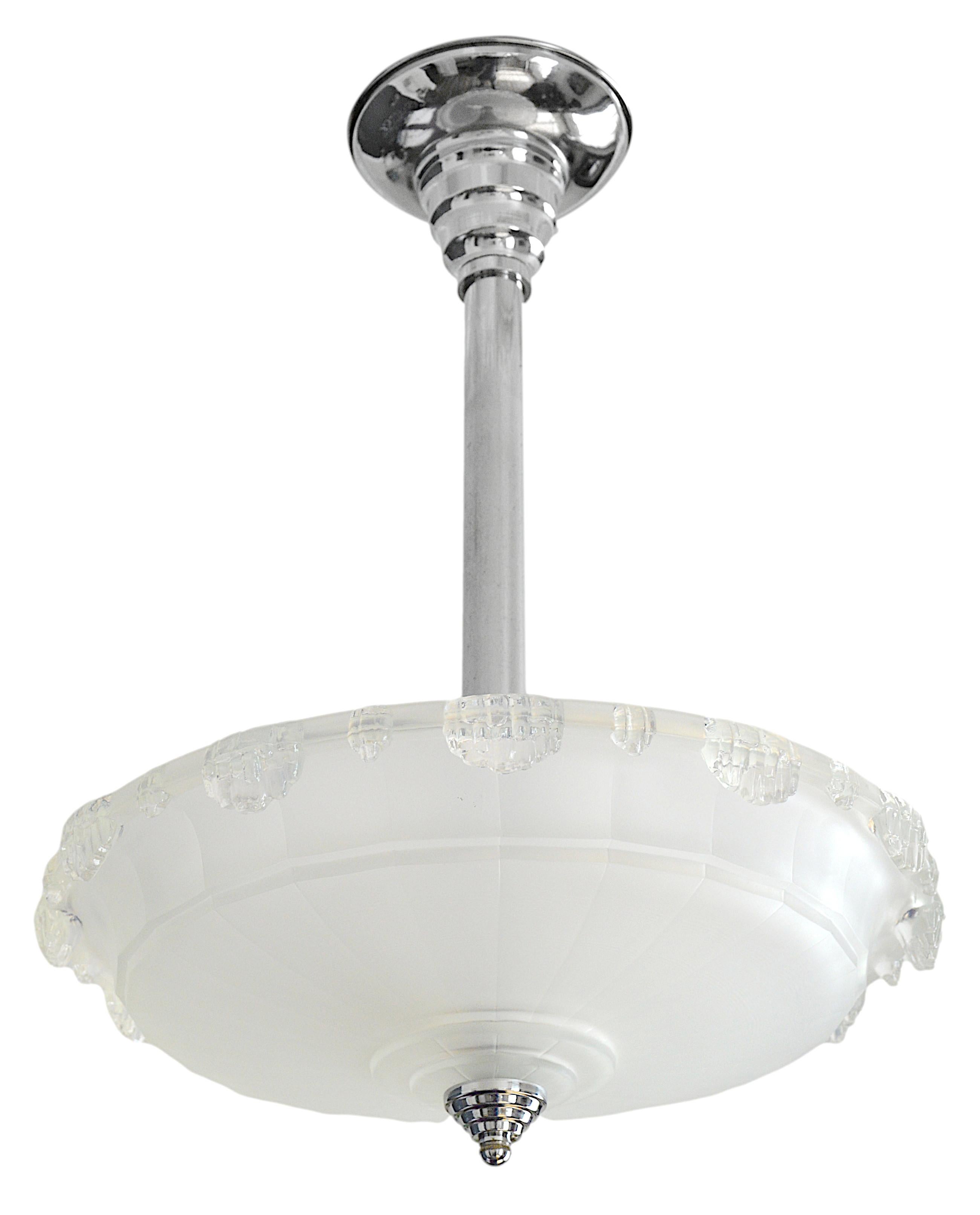Lampadario a sospensione bianco modernista Art Déco francese di Jean Gauthier (Parigi), Francia, 1920 circa. Il grande paralume in vetro bianco spesso è appeso alla sua struttura cromata. Stesso periodo di Lalique, Sabino, Etling,... Misure: