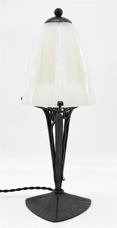 Lampada da tavolo francese Art Deco opalescente Jean Gauthier 1920