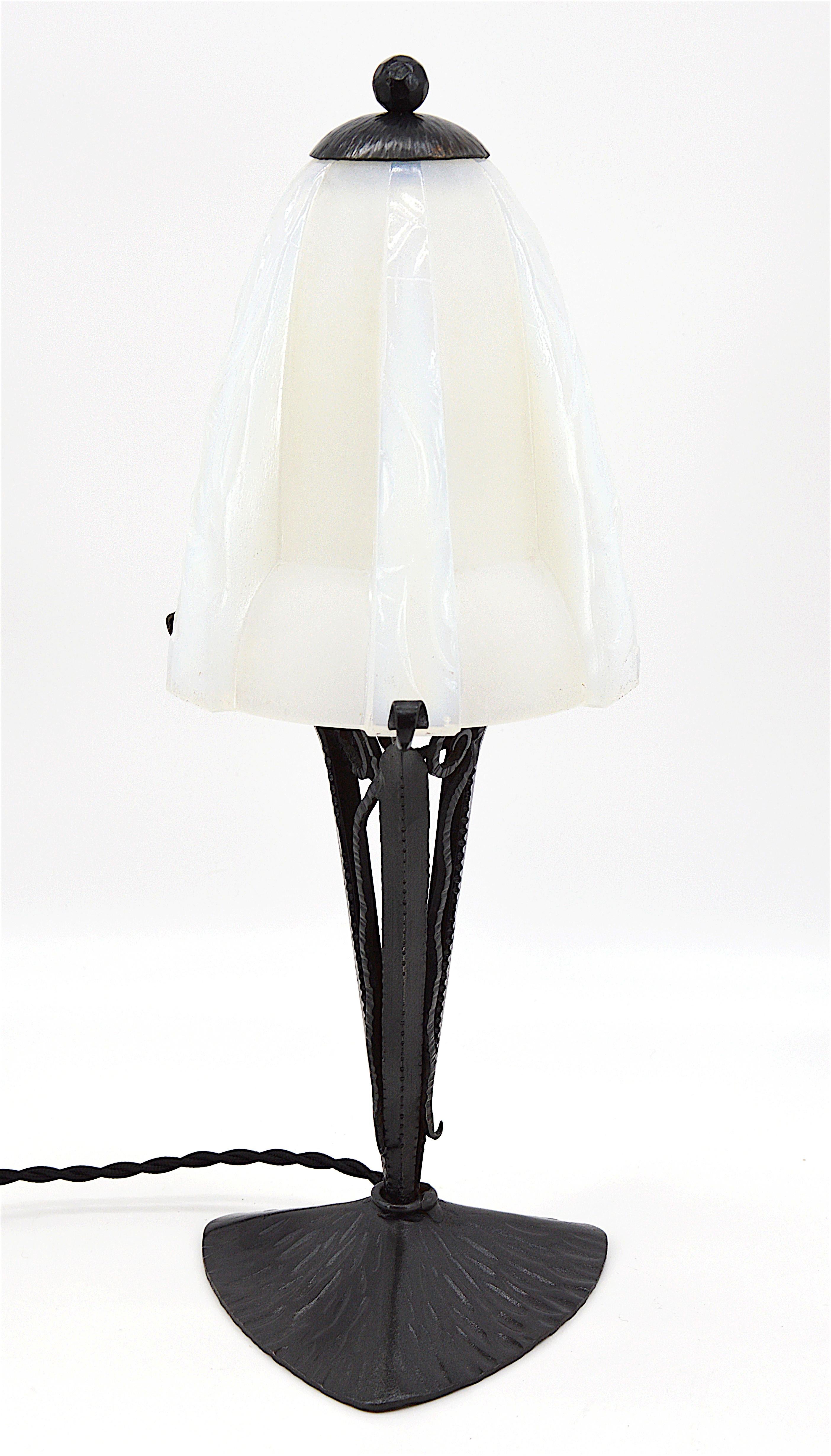 Jean Gauthier French Art Deco Opalescent Table Lamp, 1930s In Excellent Condition For Sale In Saint-Amans-des-Cots, FR