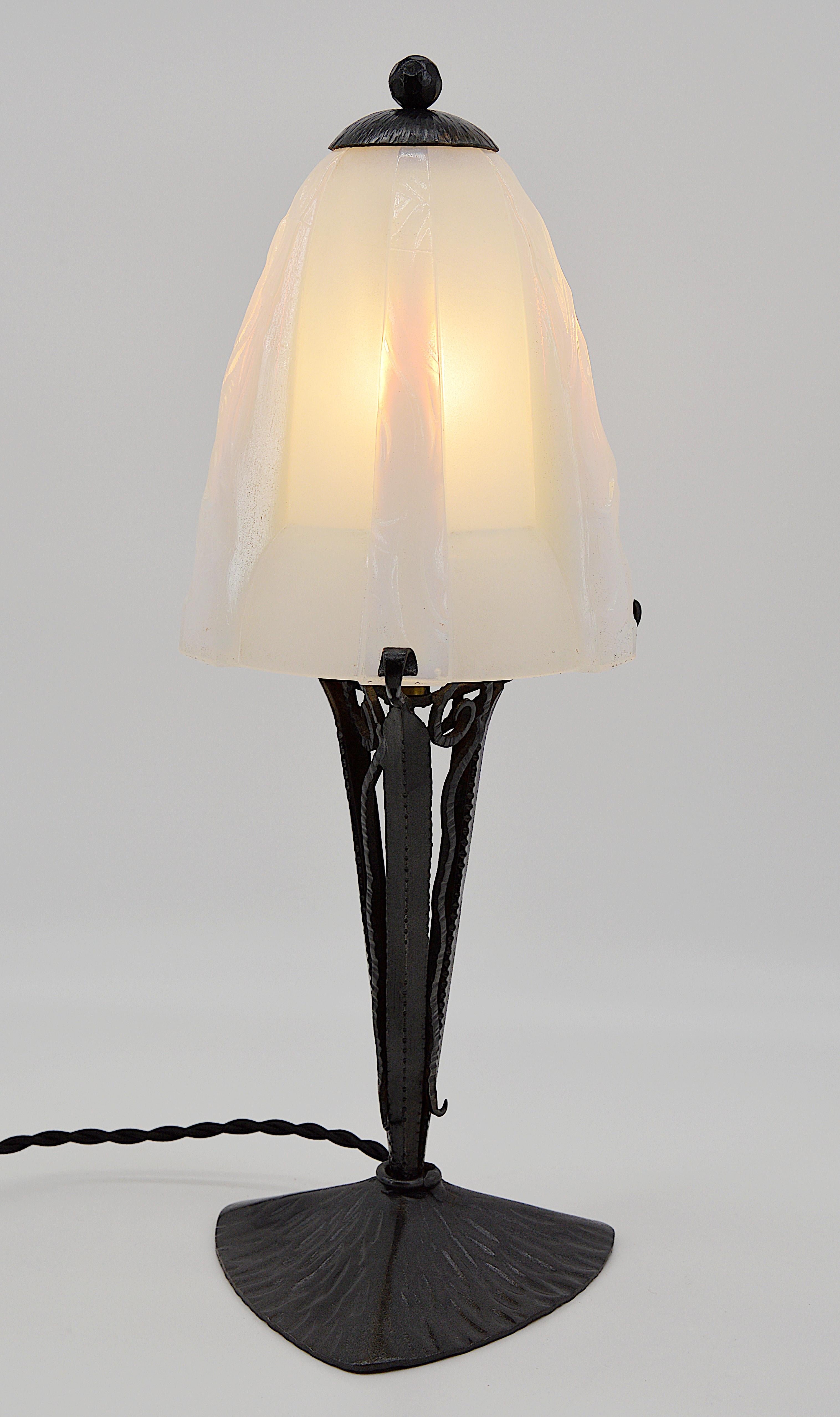 Lámpara de sobremesa opalescente francesa Art Déco Jean Gauthier, 1920 Francés en venta