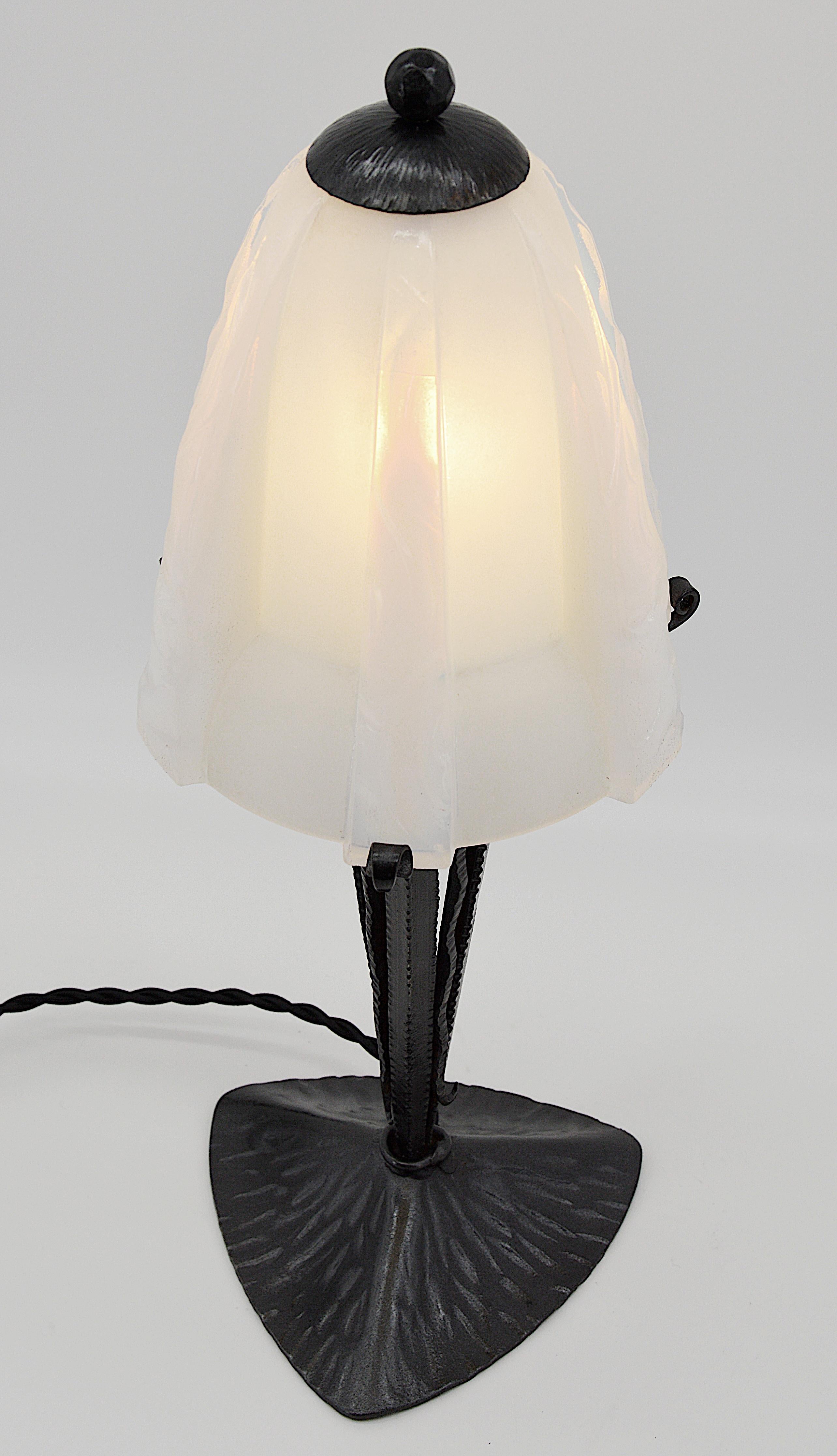 Jean Gauthier French Art Deco Opalescent Table Lamp, 1930s For Sale 1