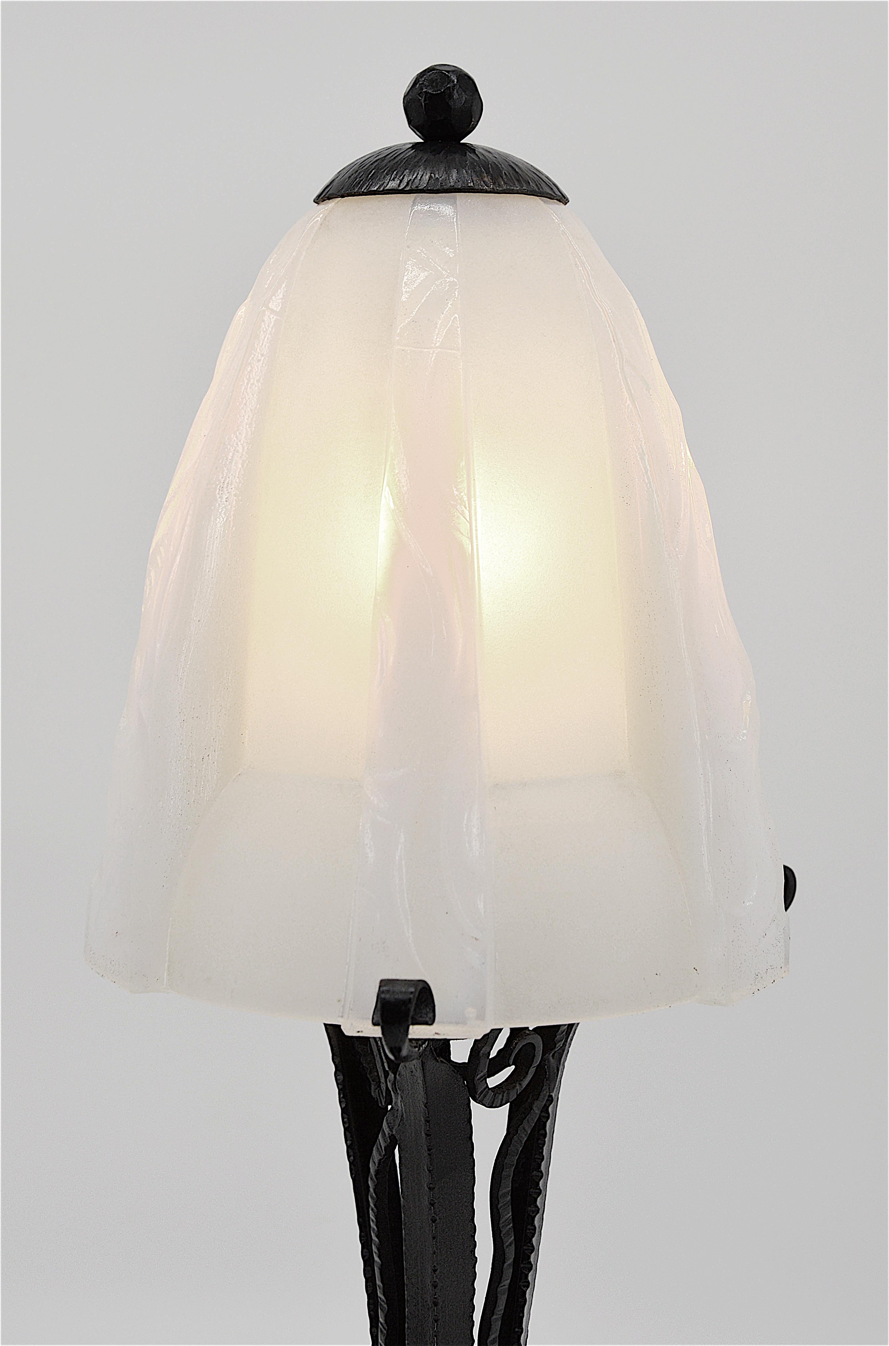 Lámpara de sobremesa opalescente francesa Art Déco Jean Gauthier, 1920 principios del siglo XX en venta