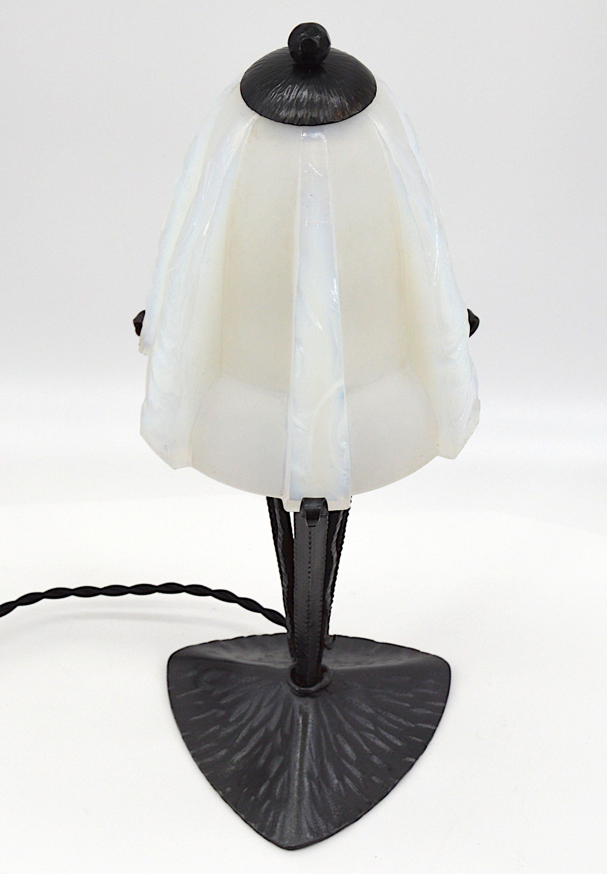 Jean Gauthier French Art Deco Opalescent Table Lamp, 1930s For Sale 2