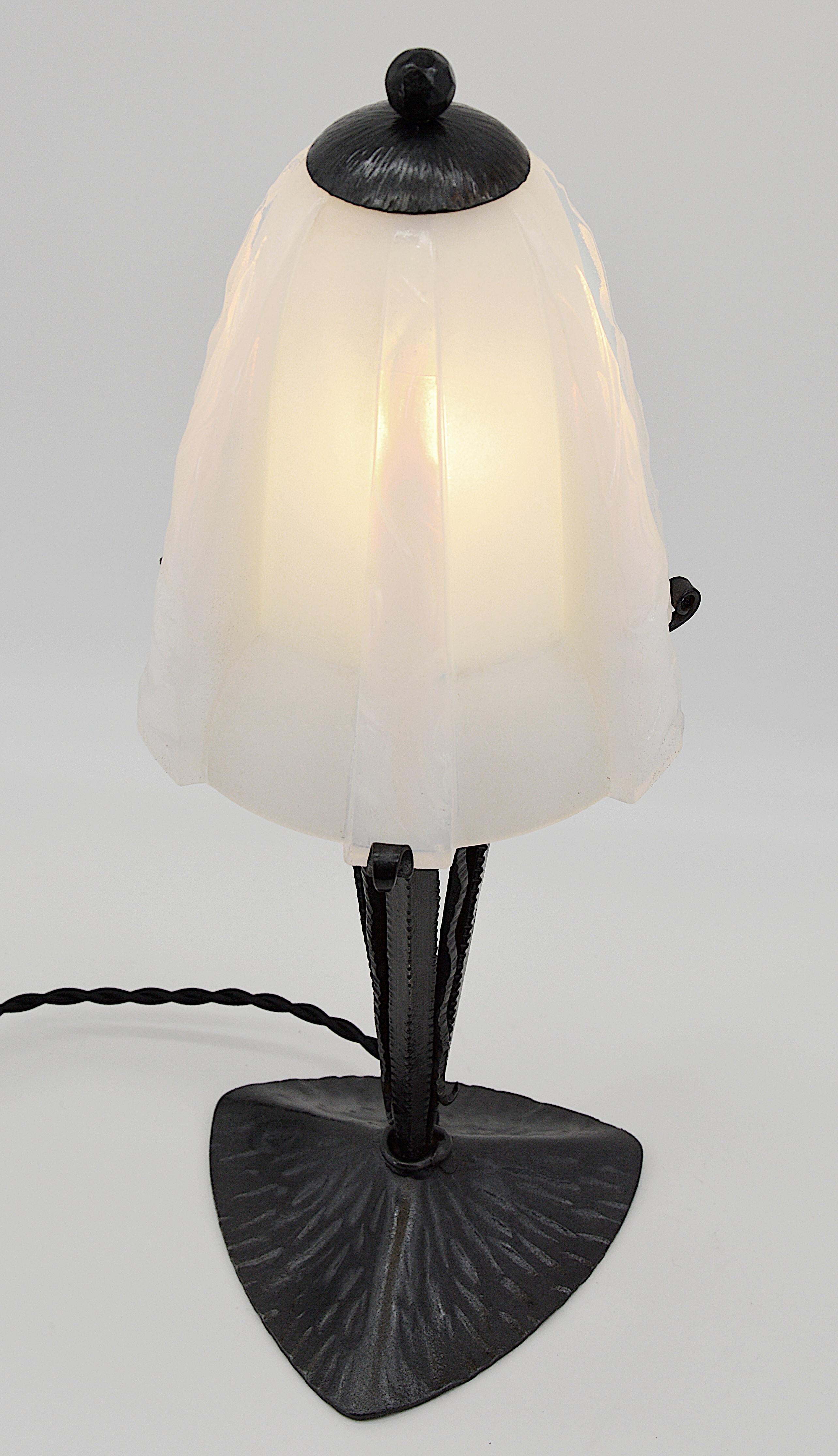 Lámpara de sobremesa opalescente francesa Art Déco Jean Gauthier, 1920 en venta 1