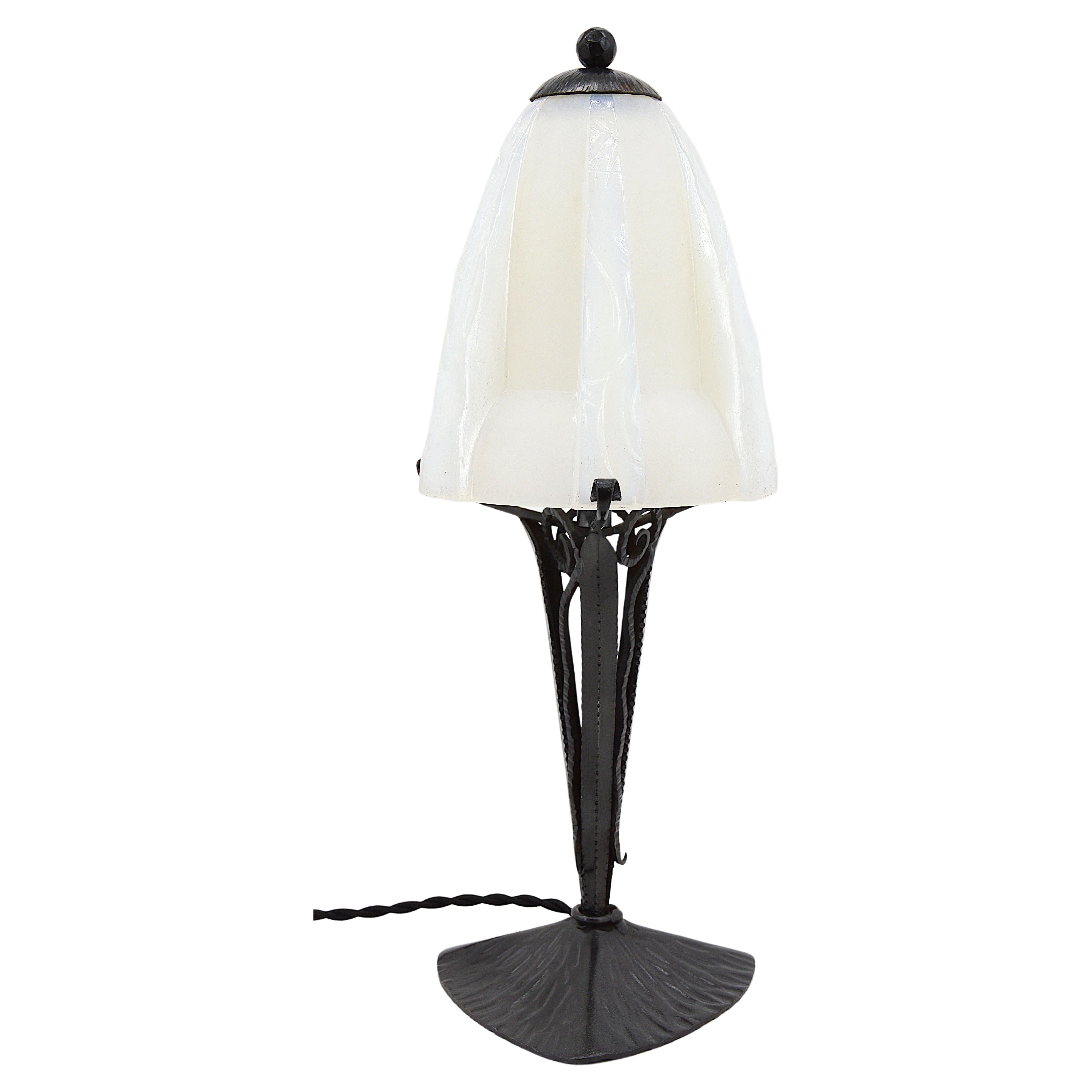 Lampe de table opalescente Art déco français de Jean Gauthier, 1920