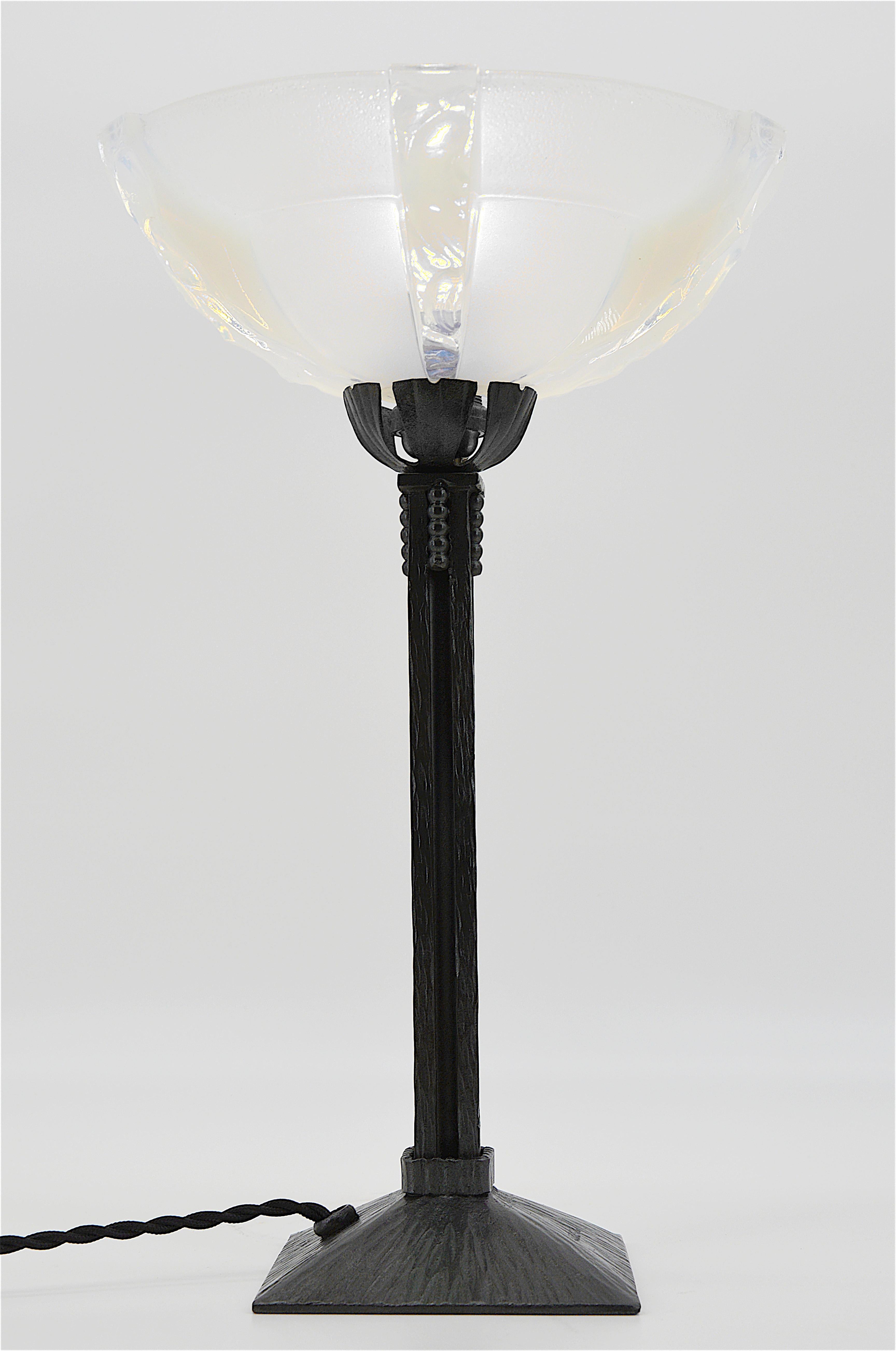 Verre Lampe de table opalescente Art déco français Jean Gauthier & Le Fer Forgé, années 1930 en vente