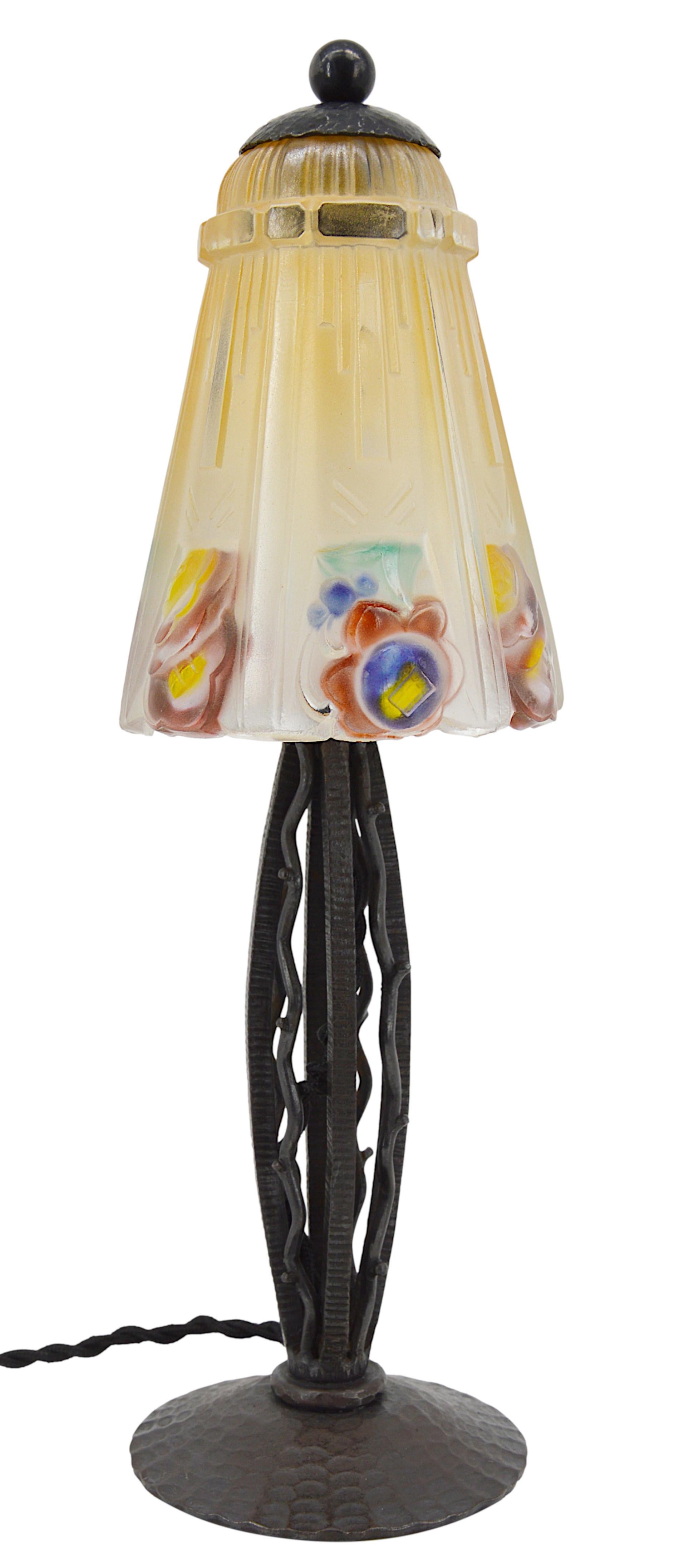 Rare lampe de table Art déco française par Jean Gauthier (Paris), France, années 1920. Abat-jour en verre dépoli avec un motif floral émaillé coulé dans le verre. Base en fer forgé. Même période que Lalique, Sabino, Etling, ... Hauteur :