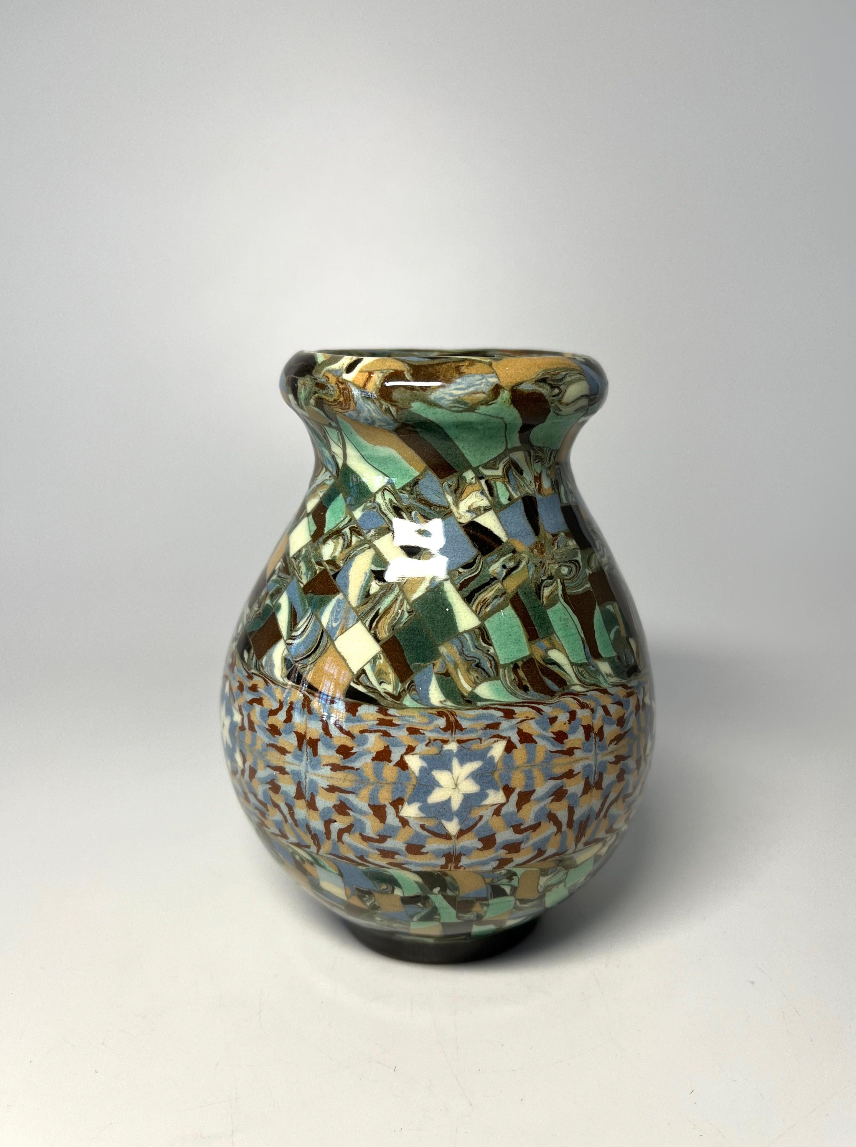 Jean Gerbino für Vallauris, Frankreich, Keramik, glasiertes Mosaik, geformte Vase mit Schneeflockenmotiv
In außergewöhnlichem Originalzustand
CIRCA 1960er Jahre
Unterzeichnet Gerbino  zur Basis
Höhe 4,5 Zoll, Durchmesser 3,5 Zoll, 
In