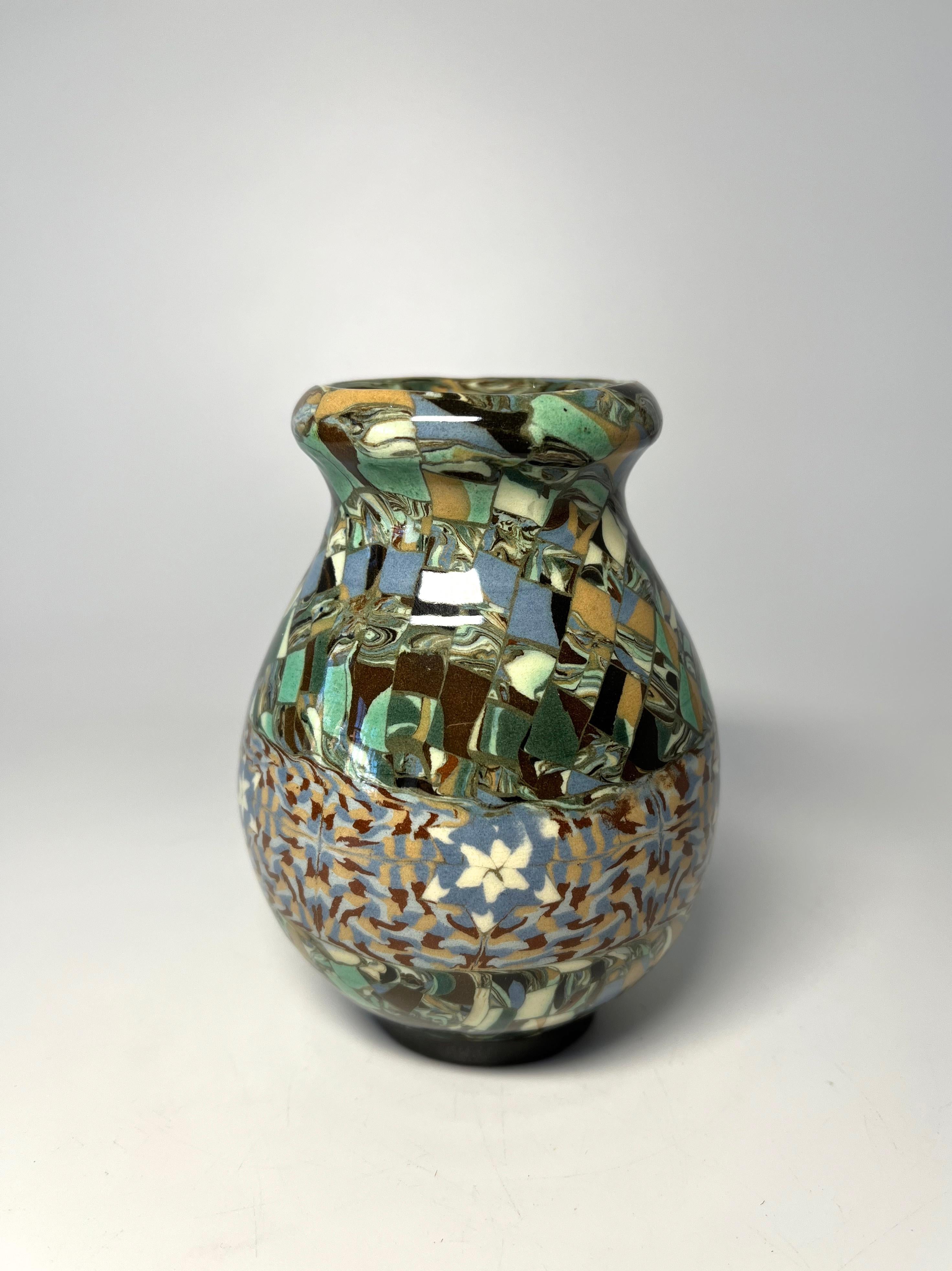 Jean Gerbino, Vallauris, Frankreich, Keramische Vase in Mosaikform Vase mit Schneeflockenmotiv (Moderne der Mitte des Jahrhunderts) im Angebot