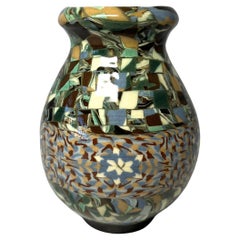 Jean Gerbino, Vallauris, Frankreich, Keramische Vase in Mosaikform Vase mit Schneeflockenmotiv