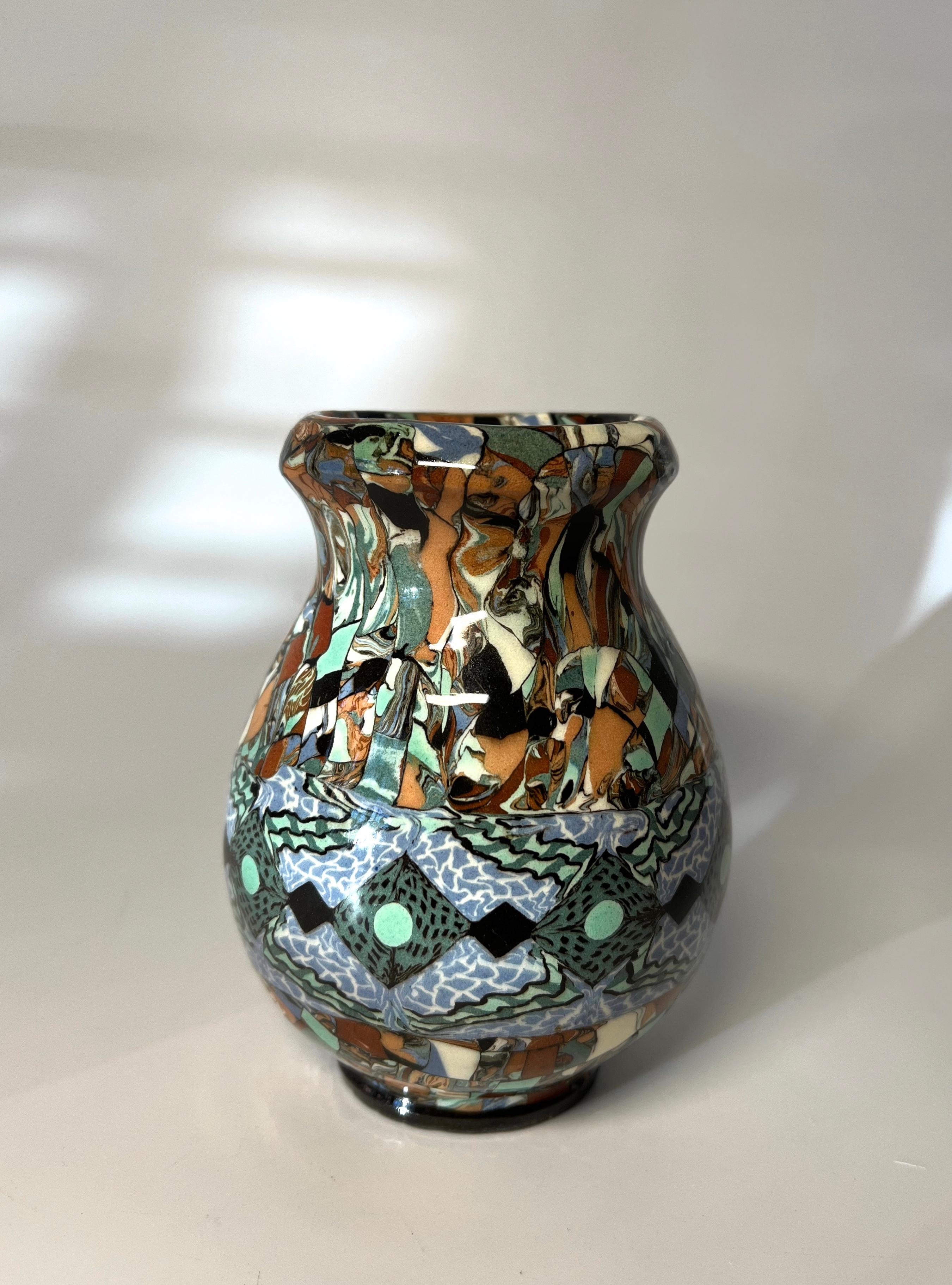 Jean Gerbino für Vallauris, Frankreich, Keramik, glasiertes Mosaik, geformte Vase mit dunkelgrünem und schwarzem Rautenkettenmotiv
In außergewöhnlichem Originalzustand
CIRCA 1960er Jahre
Unterzeichnet Gerbino  zur Basis
Höhe 4,5 Zoll, Durchmesser