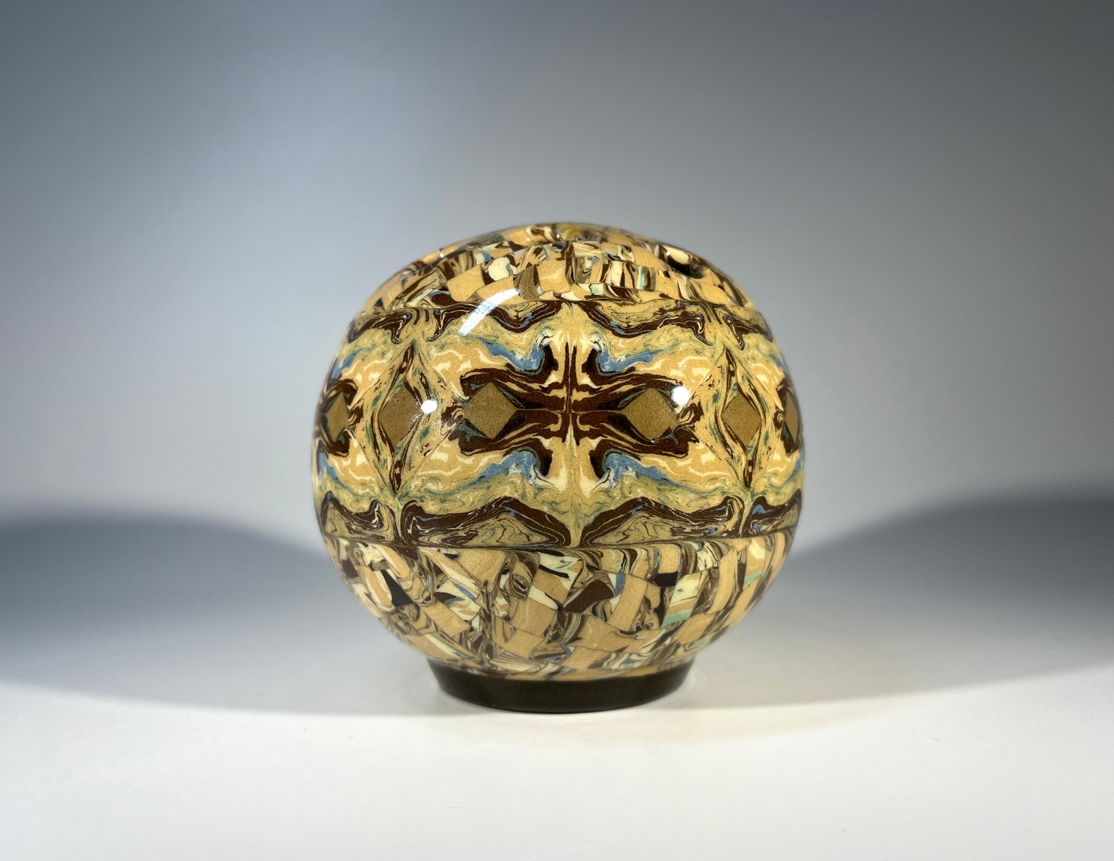 Jean Gerbino, Vallauris, Frankreich, Keramik Neriage Posy Potpourri Vase Mocha-Ton in Mocha-Tönen (Französisch) im Angebot