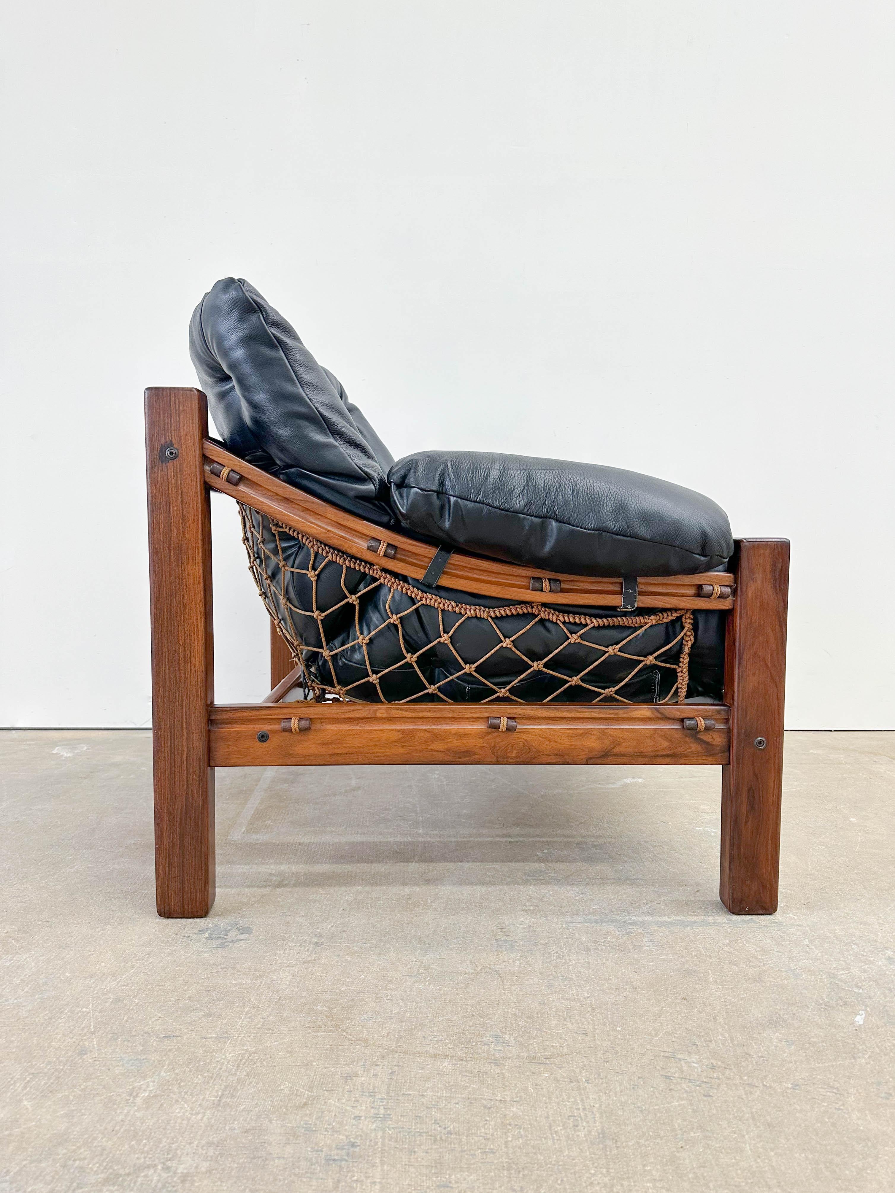 Mid-Century Modern Chaise longue Tijuca brésilienne en bois de rose et cuir Jean Gillion