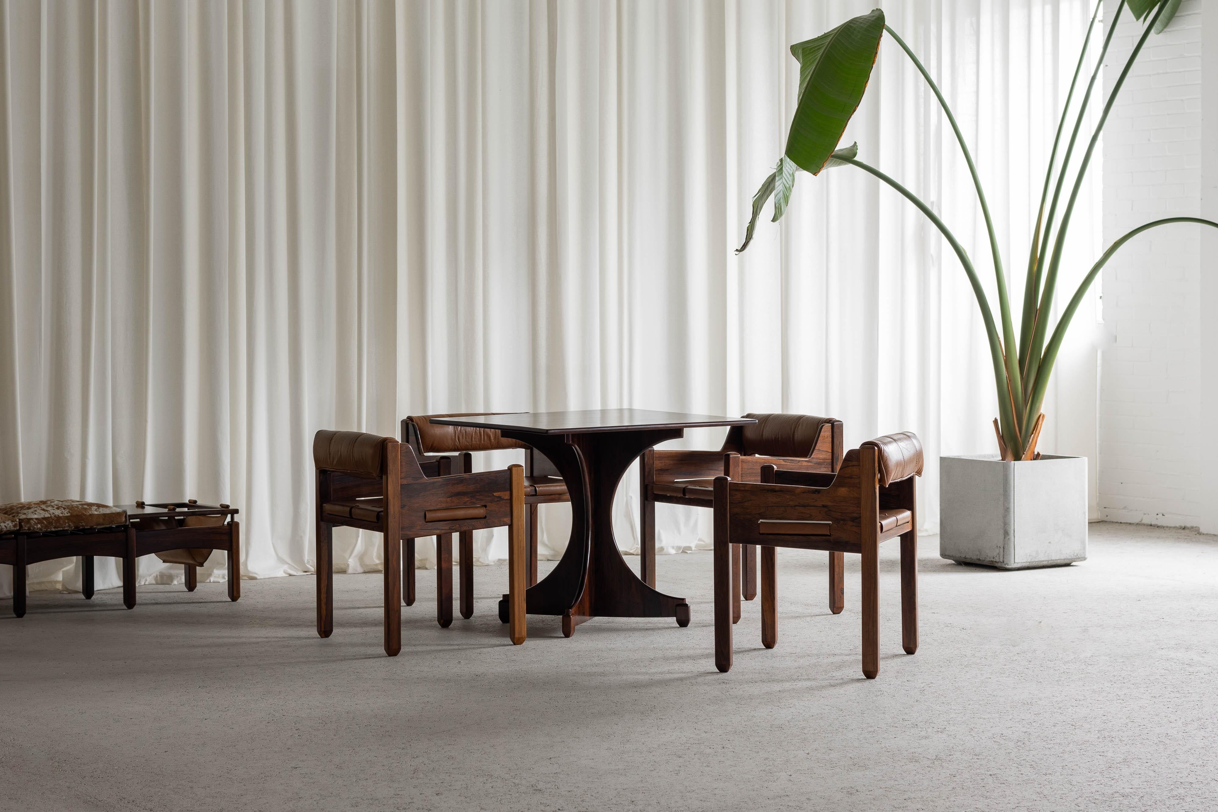 Cette rare petite table à manger ou à jouer, conçue par Jean Gillon et fabriquée par Italma WoodArt au Brésil en 1965, illustre l'élégance et le savoir-faire qui caractérisent le mobilier brésilien du milieu du siècle. Fabriquée en bois de rose
