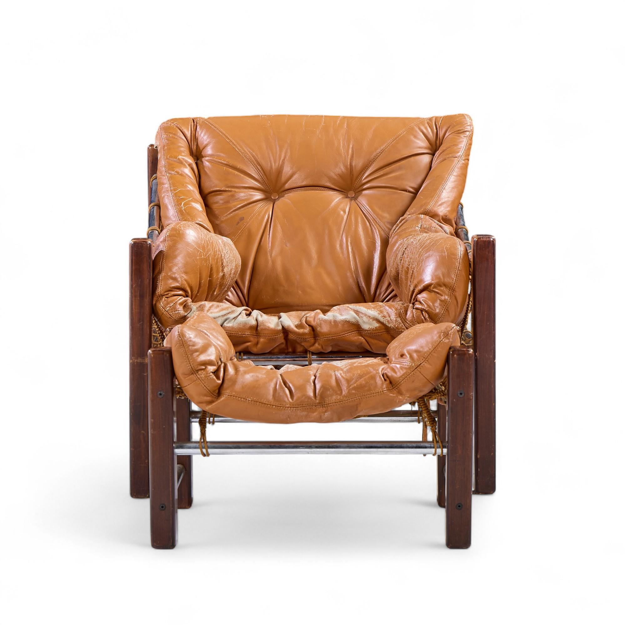 Jean Gillon pour Italma Amazonas Chaise longue et ottoman du milieu du siècle

La chaise mesure : 30,5 de large x 35,5 de profond x 31,25 de haut, avec une hauteur d'assise de 15 pouces et une hauteur d'accoudoir de 21 pouces.
Le pouf mesure : 23.75