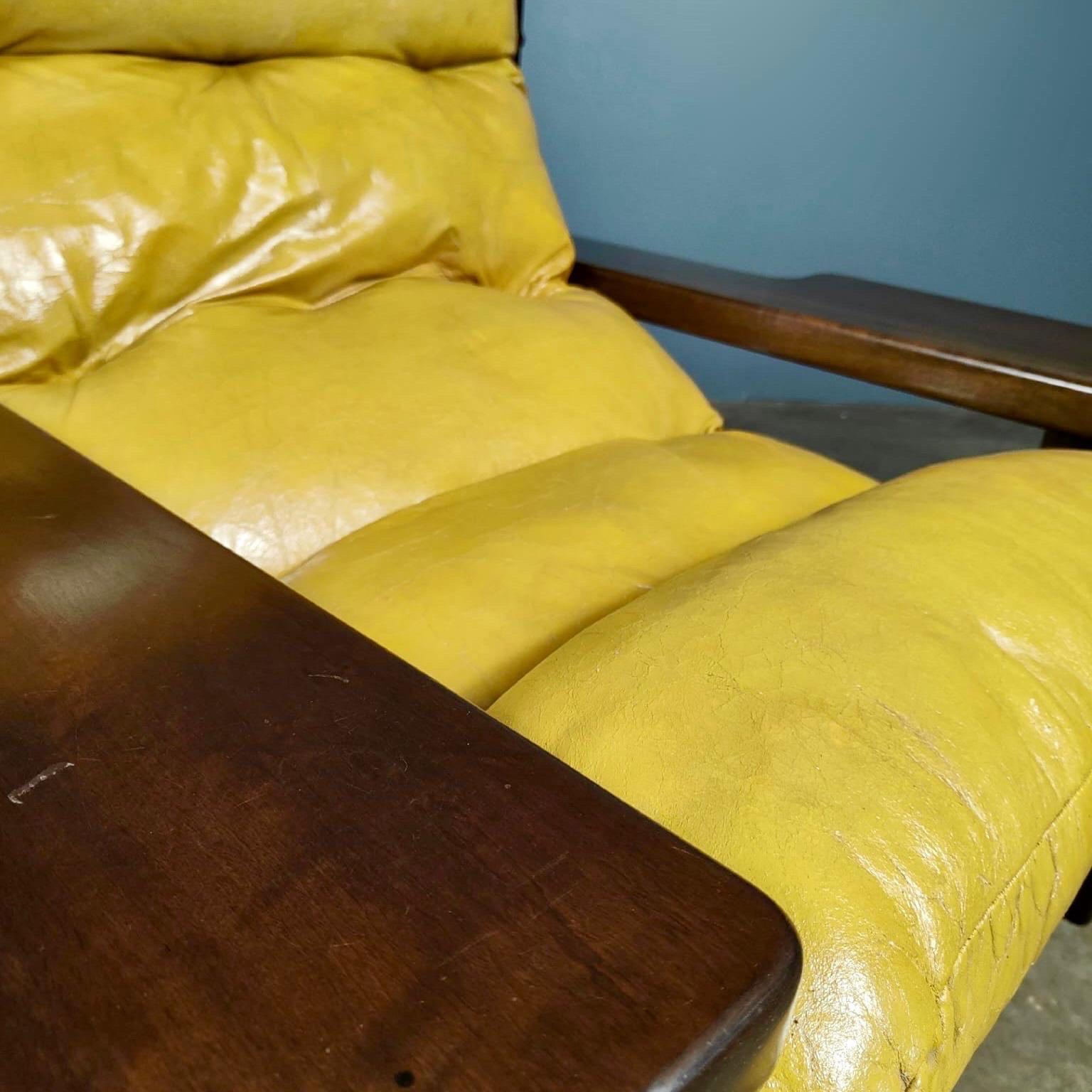 Jean Gillon pour Probel fauteuil de salon et table basse/table d'appoint brésilien en cuir jaune 3
