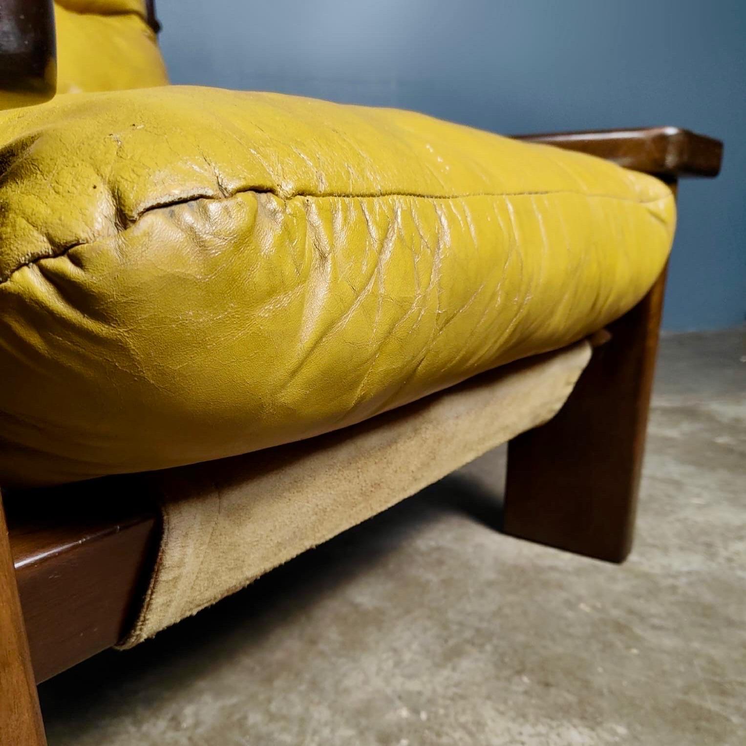 Jean Gillon pour Probel fauteuil de salon et table basse/table d'appoint brésilien en cuir jaune 4