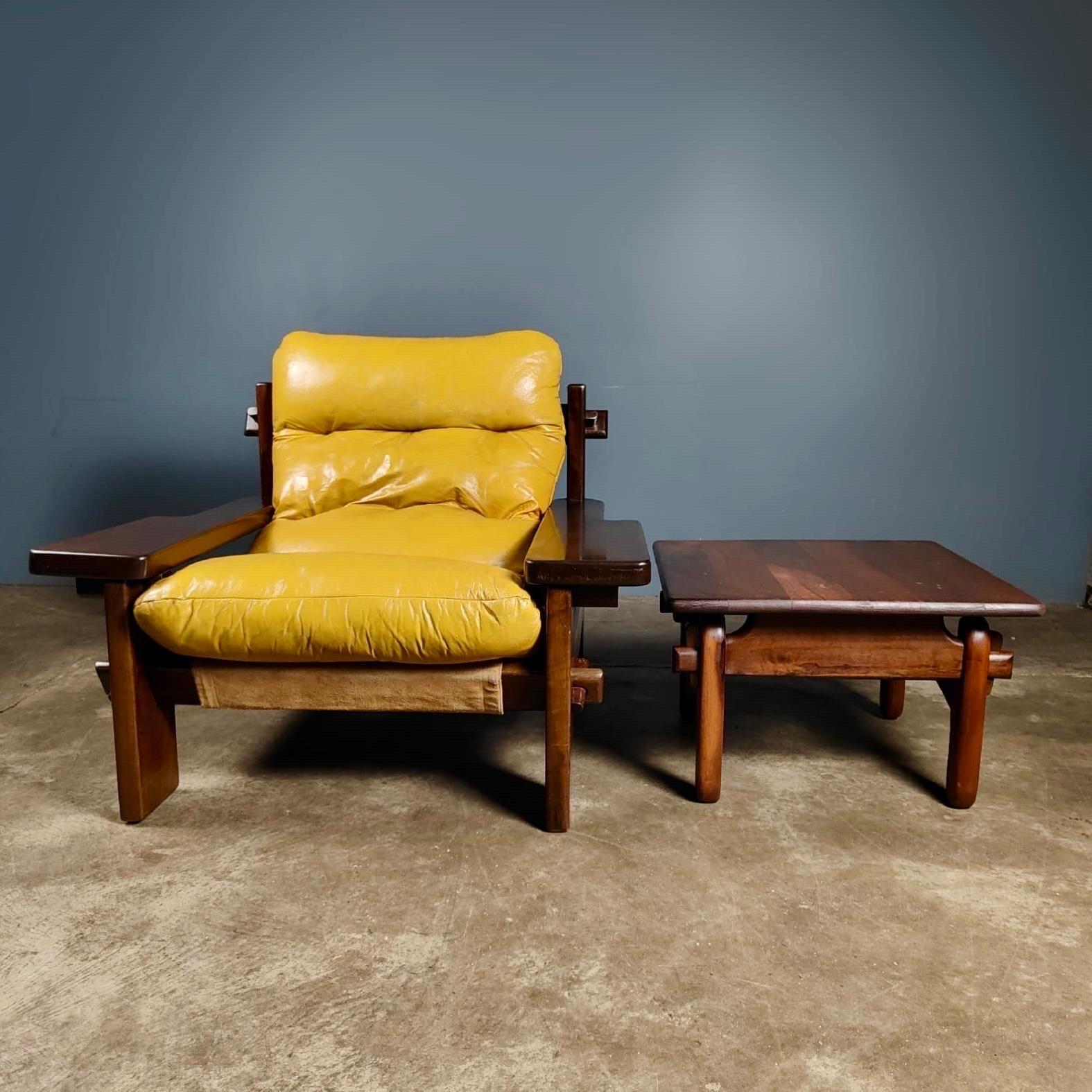 Nouveau stock ✅

Jean Gillon For Probel Yellow Leather Lounge Chair & Coffee/Side Table Brazilian Mid Century Vintage Retro MCM

Un chef-d'œuvre du design moderniste brésilien.

Cette chaise longue du milieu du siècle, signée Jean Gillon, illustre