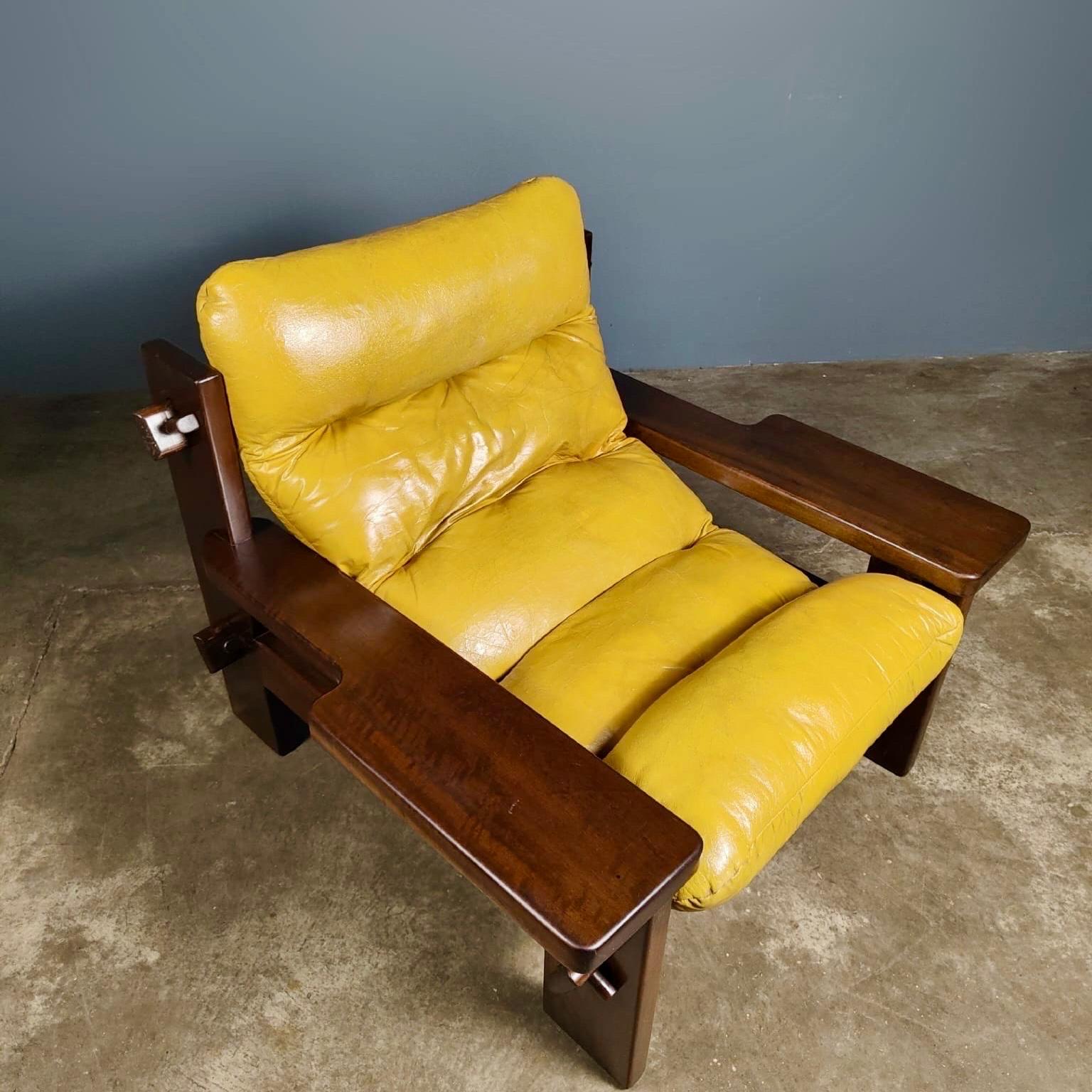 Jean Gillon pour Probel fauteuil de salon et table basse/table d'appoint brésilien en cuir jaune Excellent état à Cambridge, GB