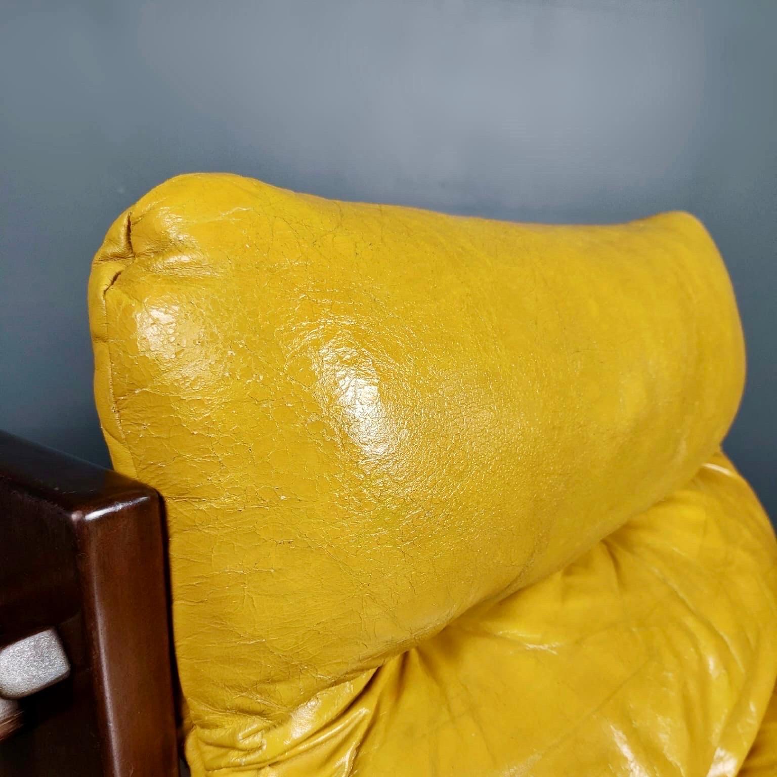 Jean Gillon pour Probel fauteuil de salon et table basse/table d'appoint brésilien en cuir jaune 2