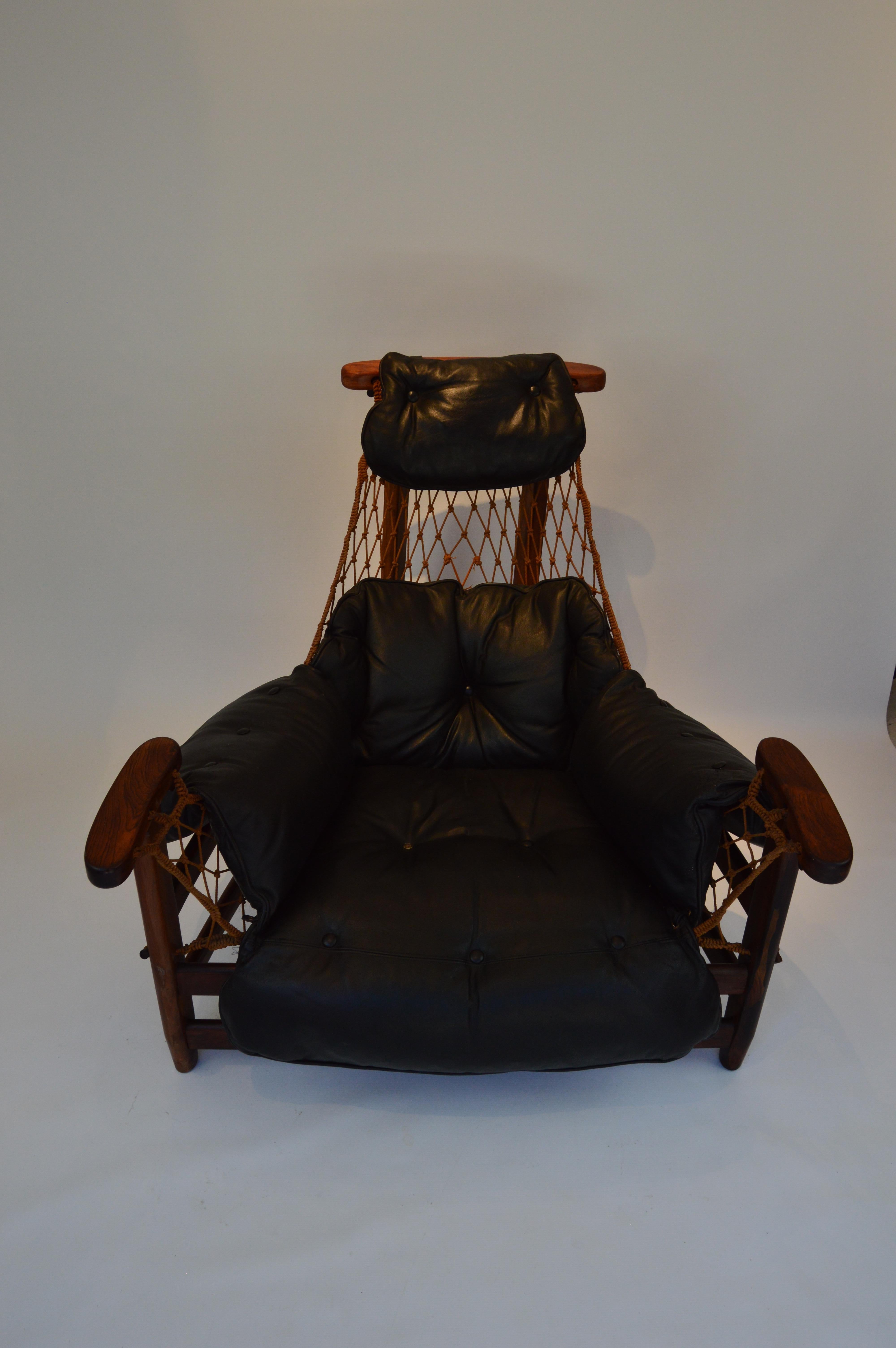 Mid-Century Modern “Jangada” lounge chair designed by Jean Gillon and produced in Brazilian rosewood and original black patinated leather. Inspired by his trips to Bahia, his designs are representative of Brazilian modernism. The “Jaganda” chair was