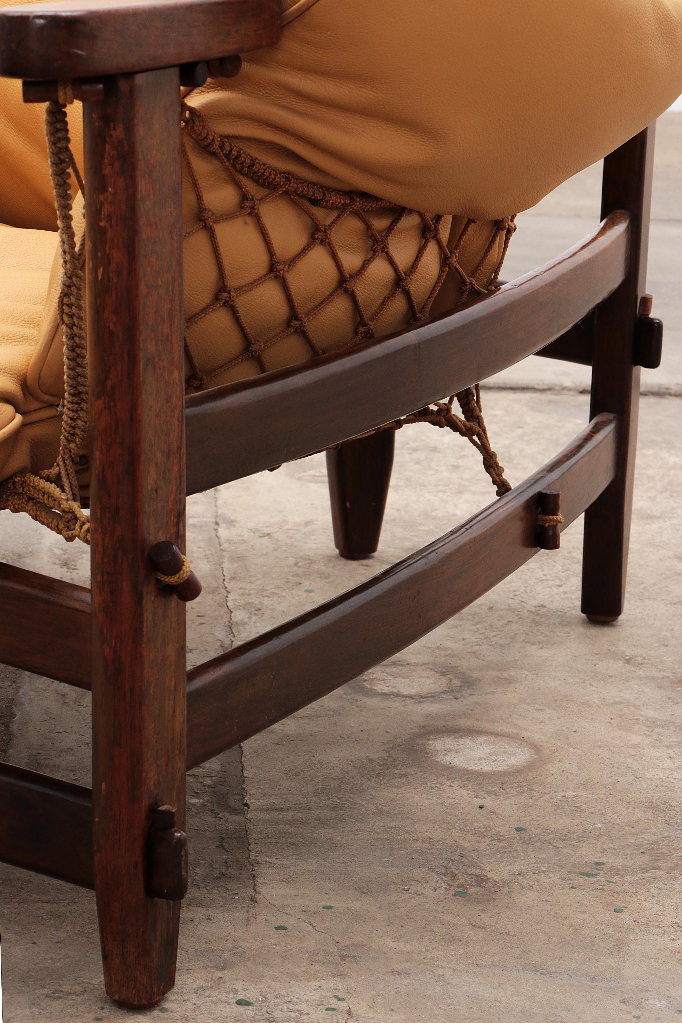 Chaise longue et pouf Jangada de Jean Gillon en bois tropical et cuir. 3