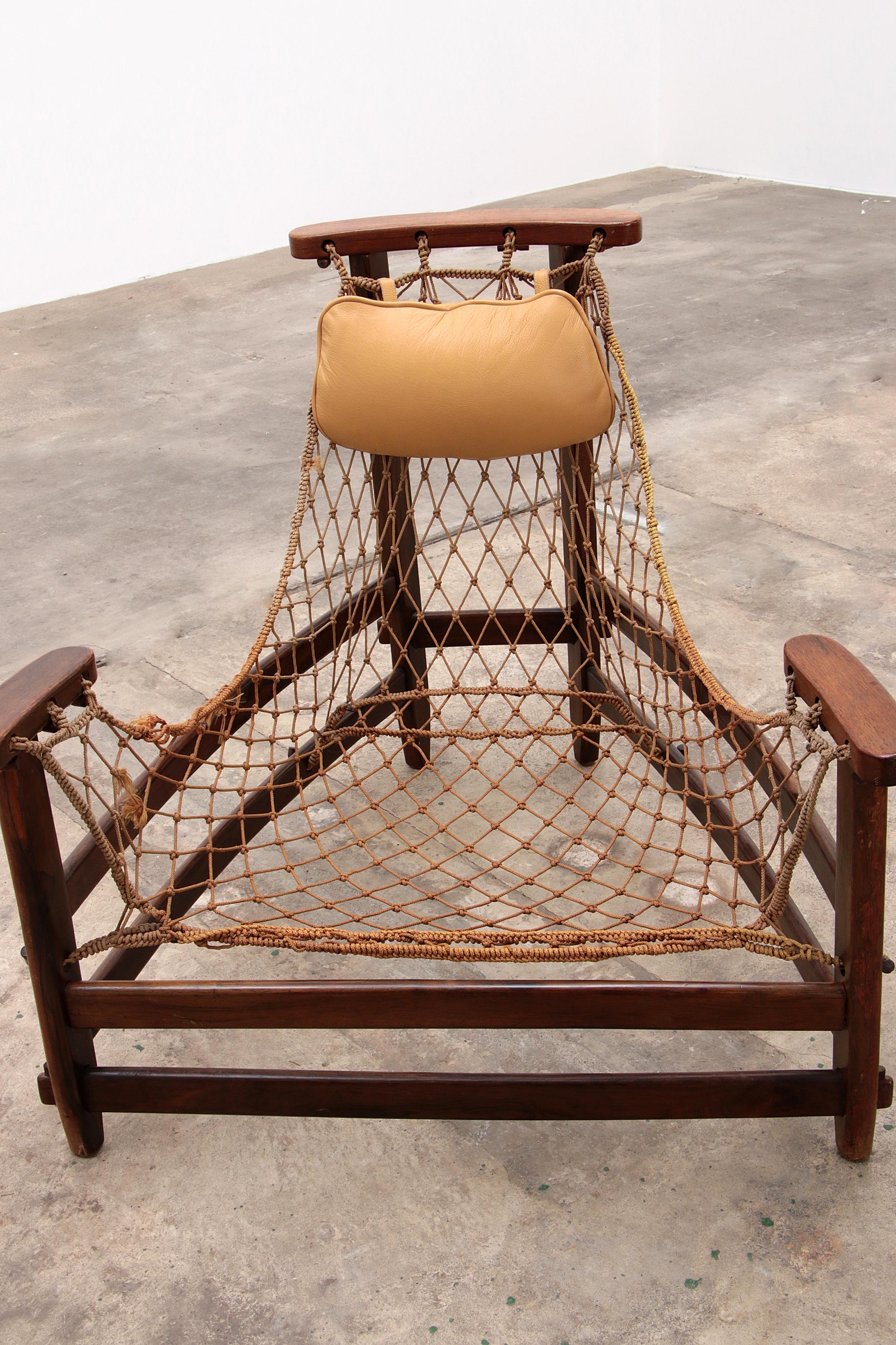 Chaise longue et pouf Jangada de Jean Gillon en bois tropical et cuir. 10