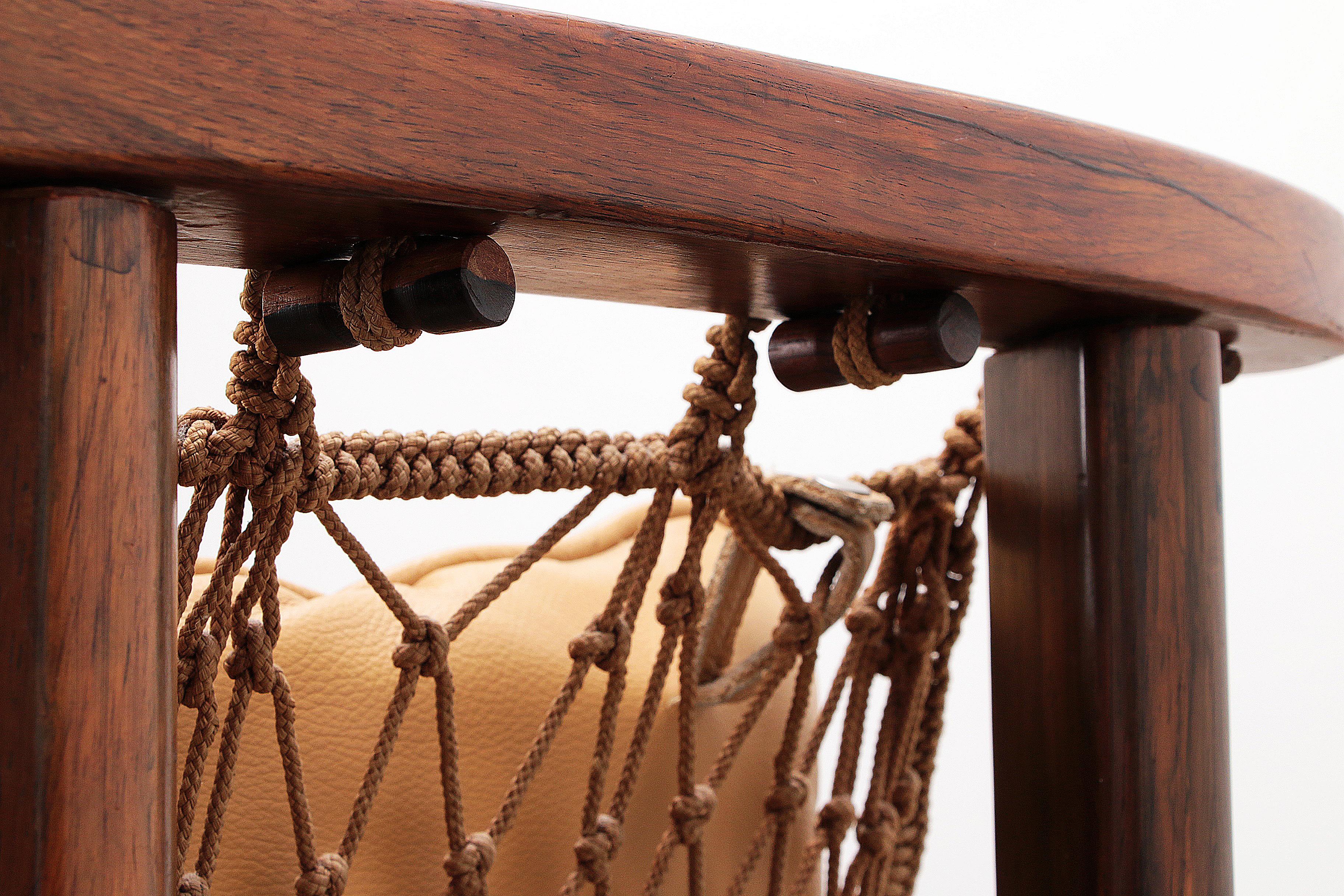 Chaise longue et pouf Jangada de Jean Gillon en bois tropical et cuir. 12