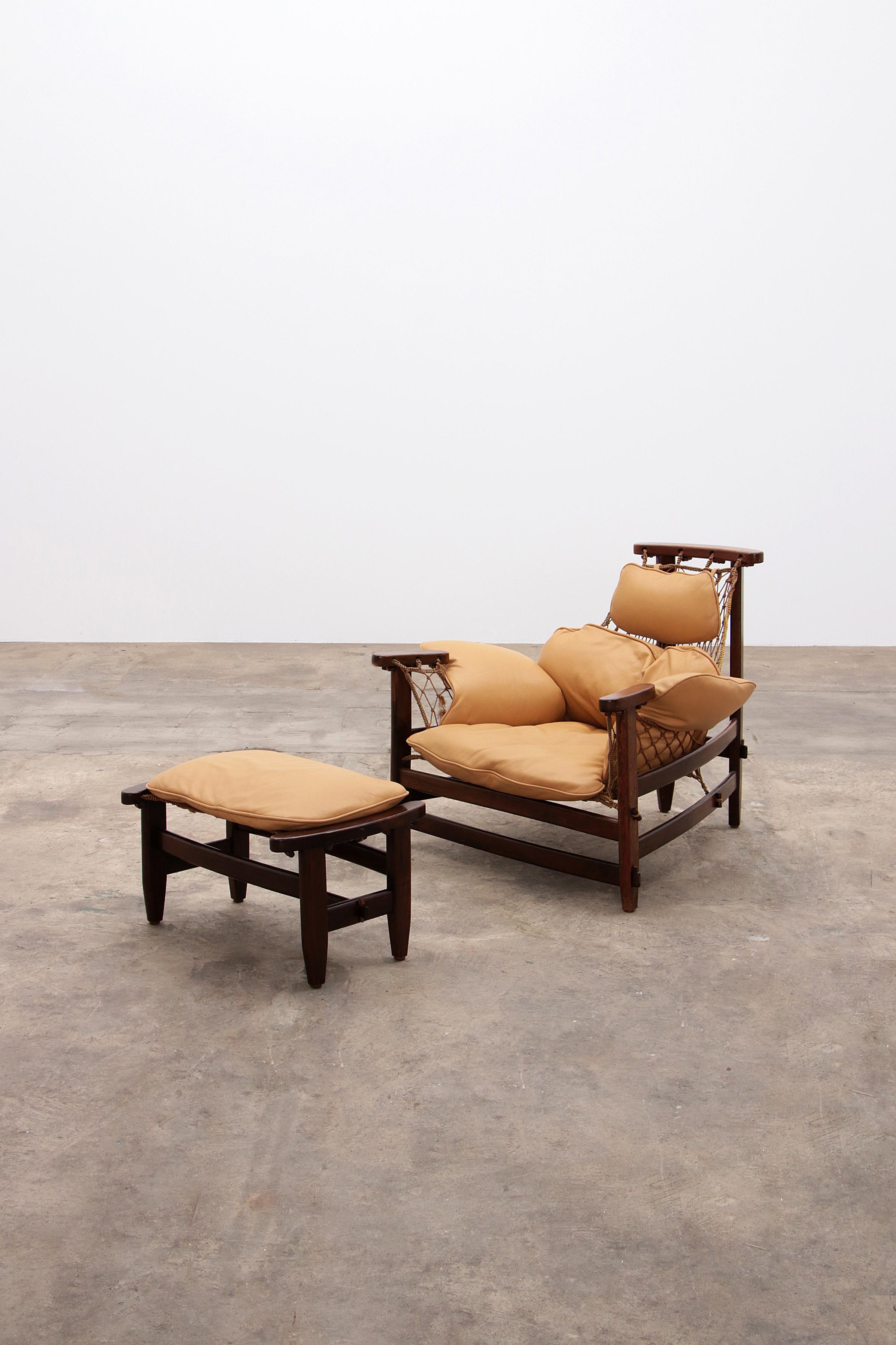 Jean Gillon 'Jangada' Sessel und Ottomane aus Tropenholz und Leder, Brasilien, ca. 1960er Jahre.

Dieser Stuhl und Fußhocker wurde von der Ikone Jean Gillon entworfen und nach den kleinen, rustikalen Fischerbooten benannt, die von den Fischern an