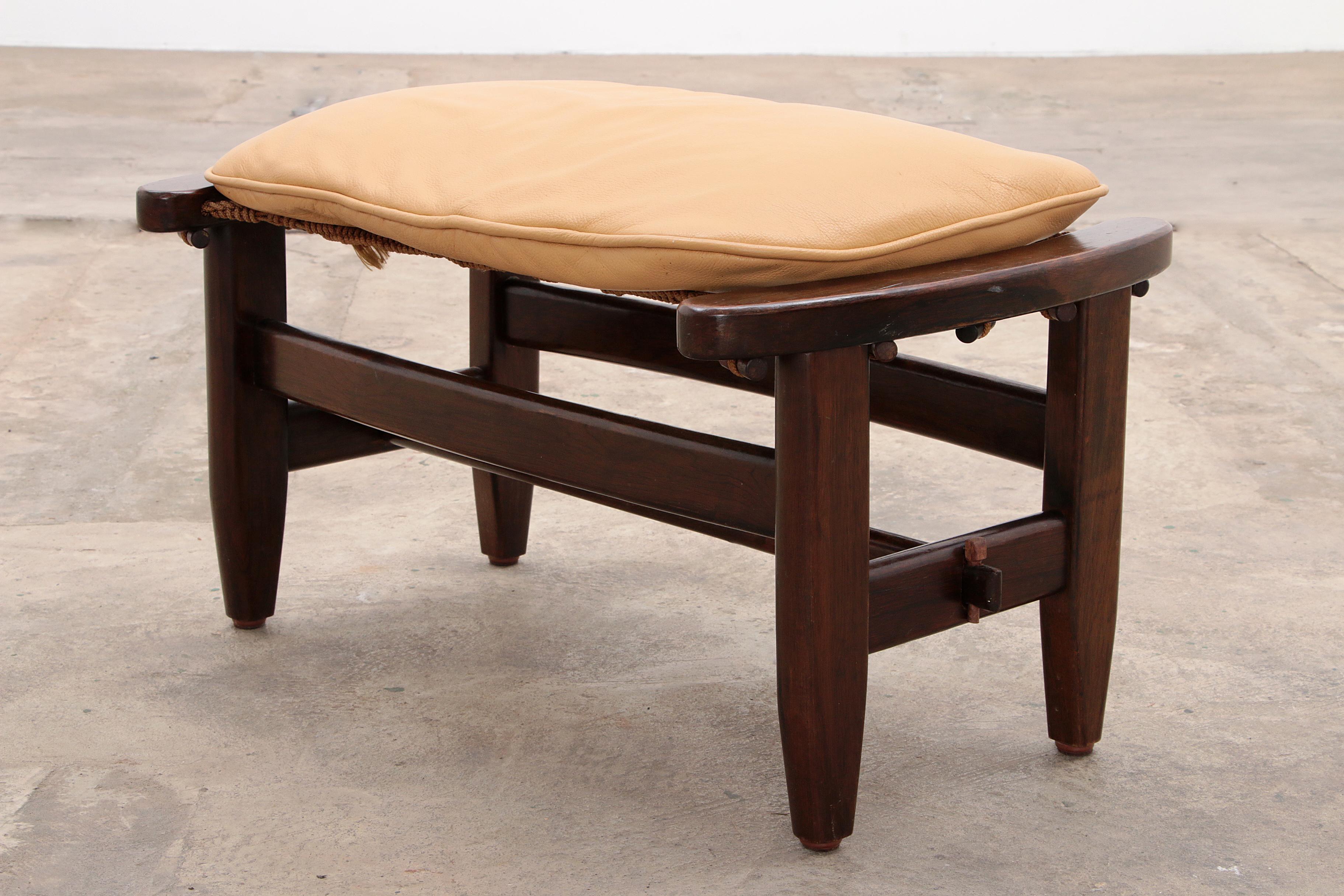 Chaise longue et pouf Jangada de Jean Gillon en bois tropical et cuir. 13